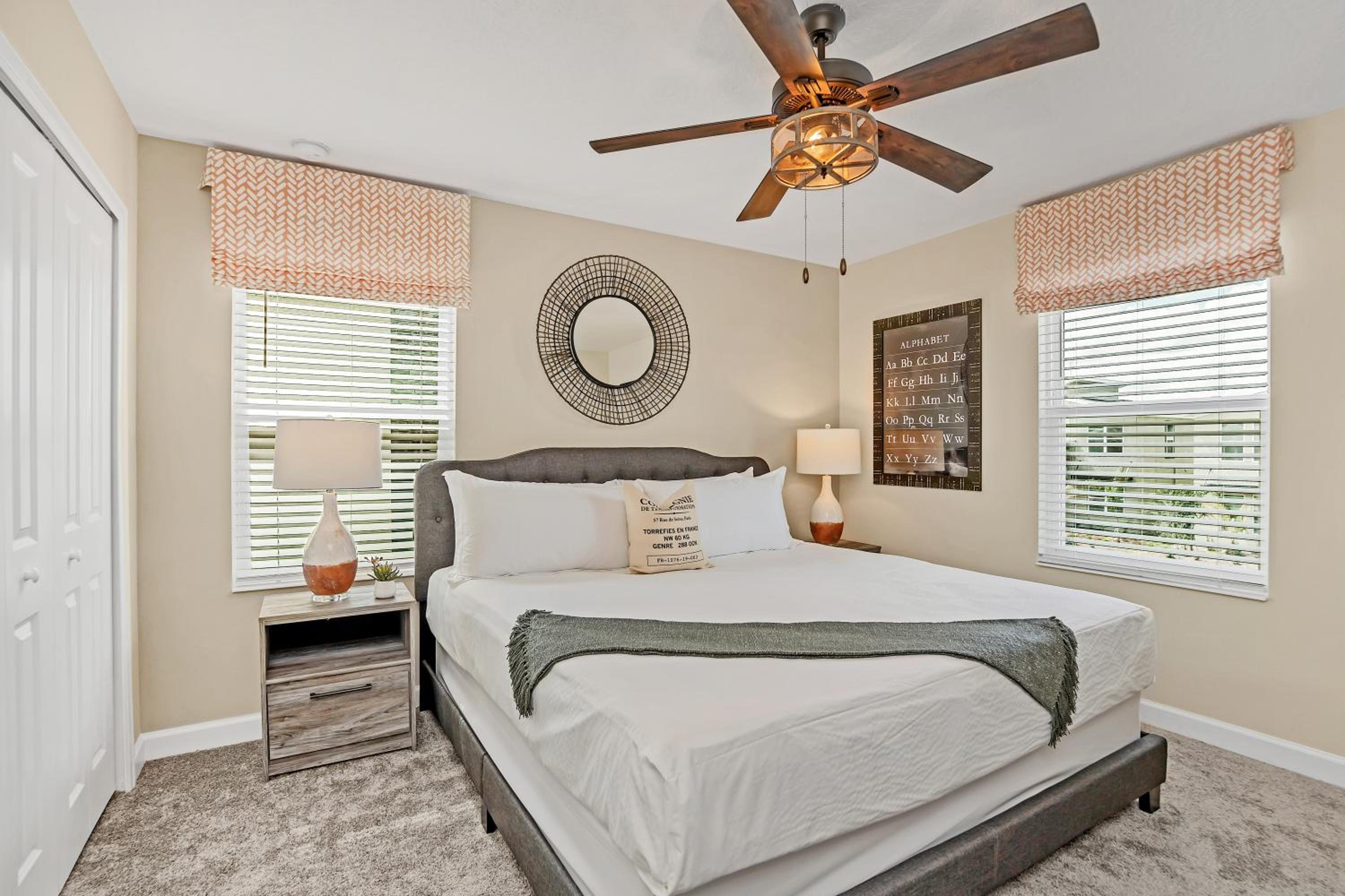 Eight-Bedroom House - Photo 17