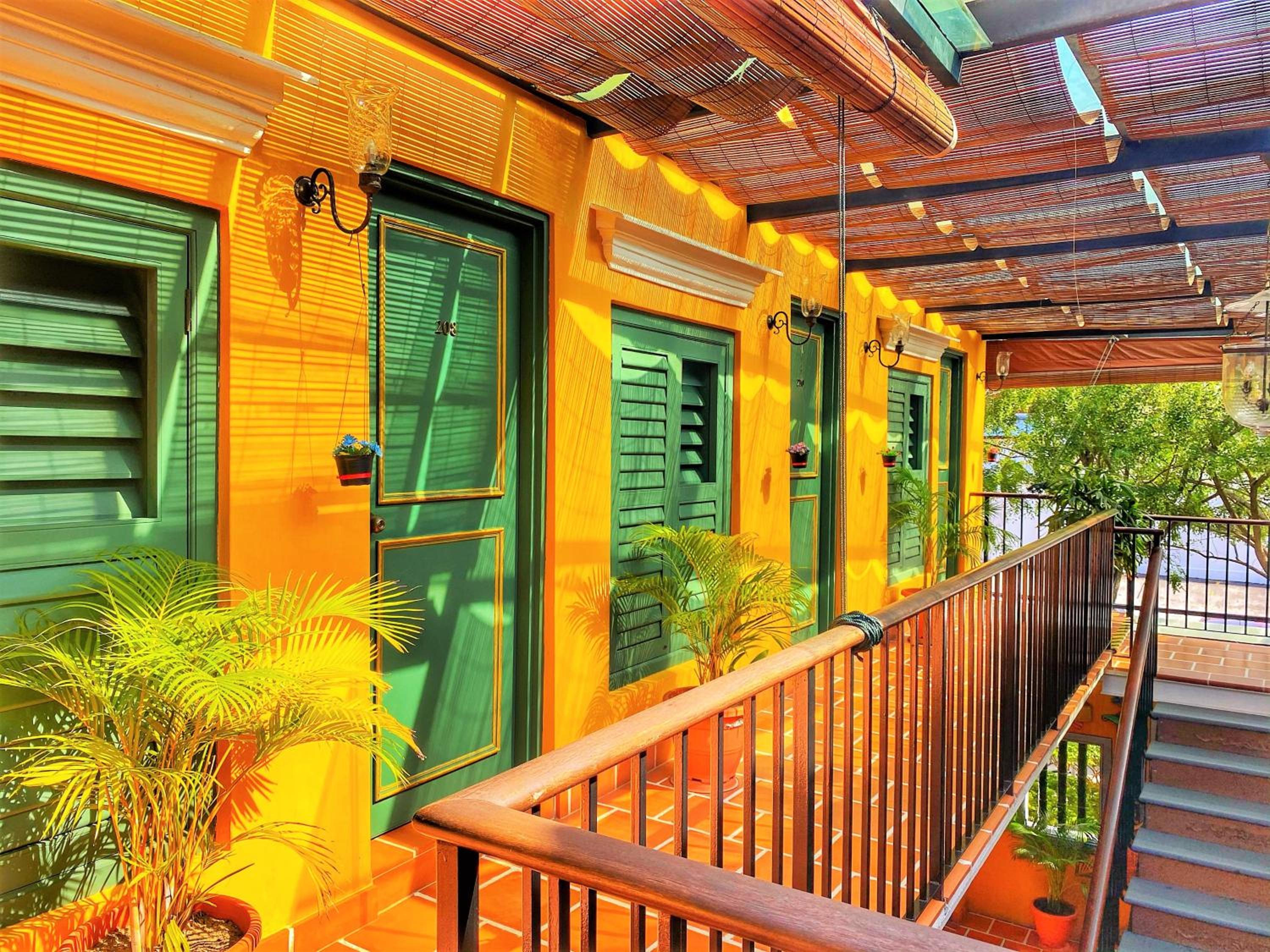 Courtyard Room thumbnail 6
