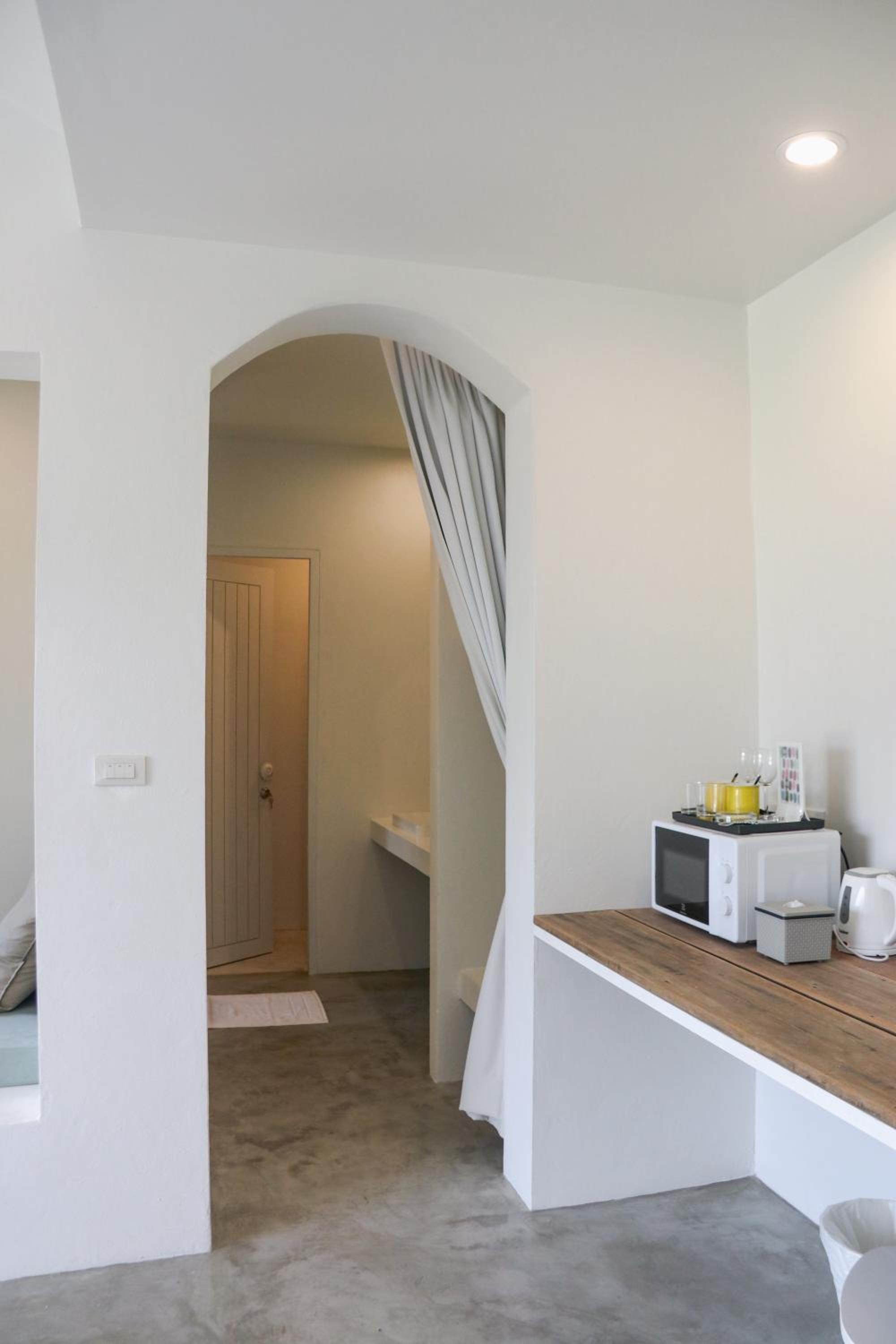Deluxe Double Room with Bath - Photo 4