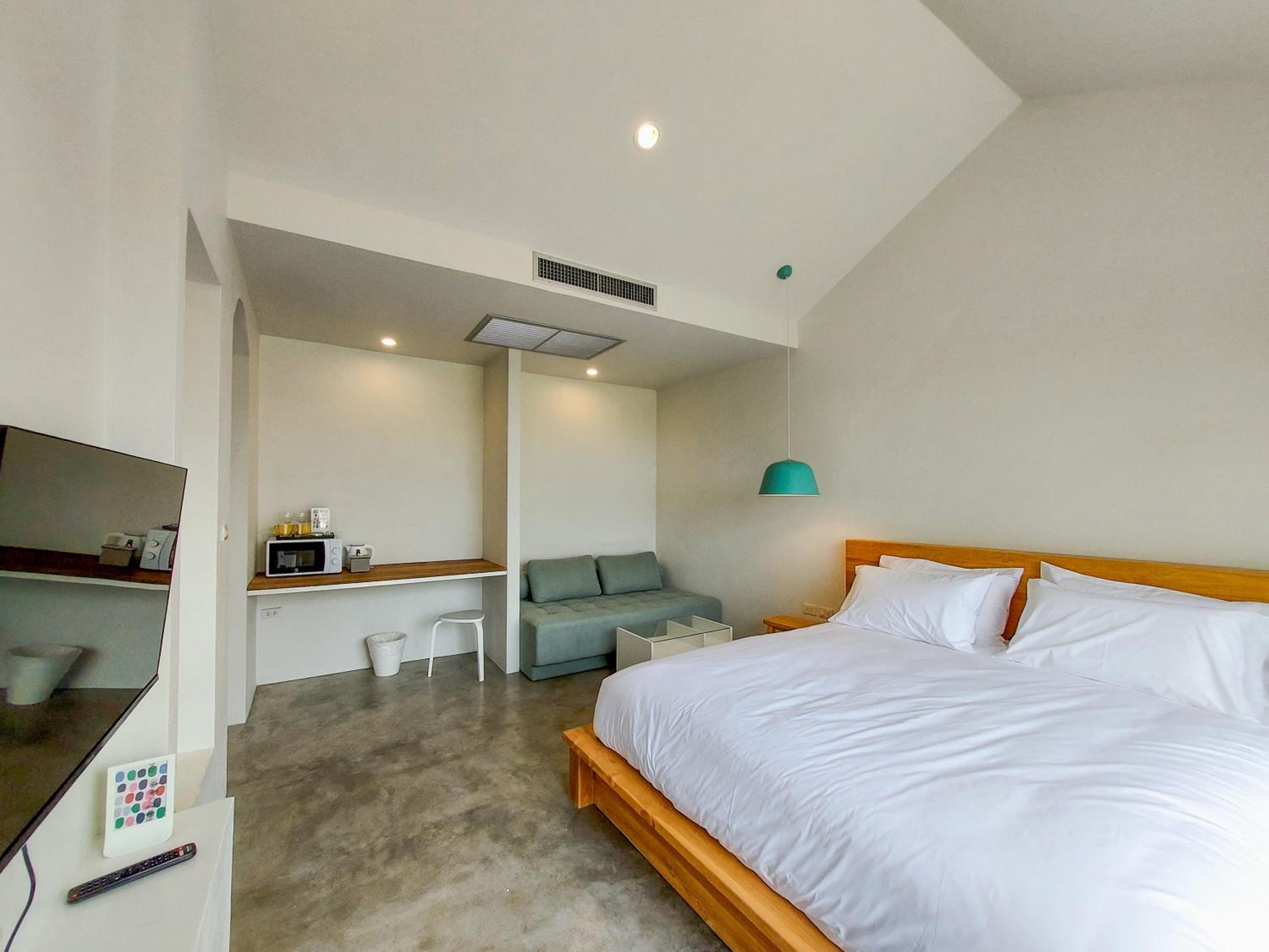 Deluxe Double Room with Bath - Photo 10
