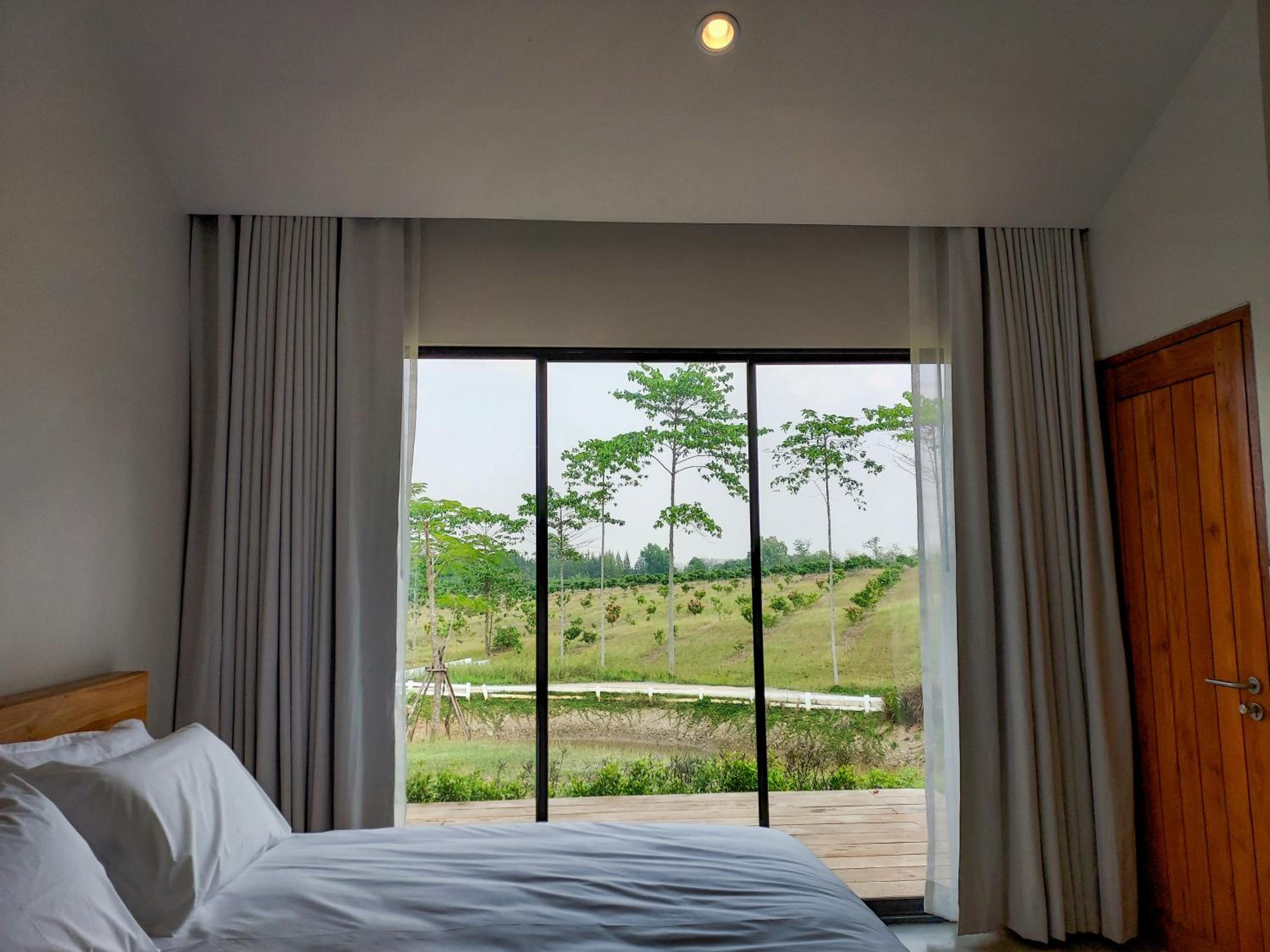Deluxe Double Room with Bath - Photo 7