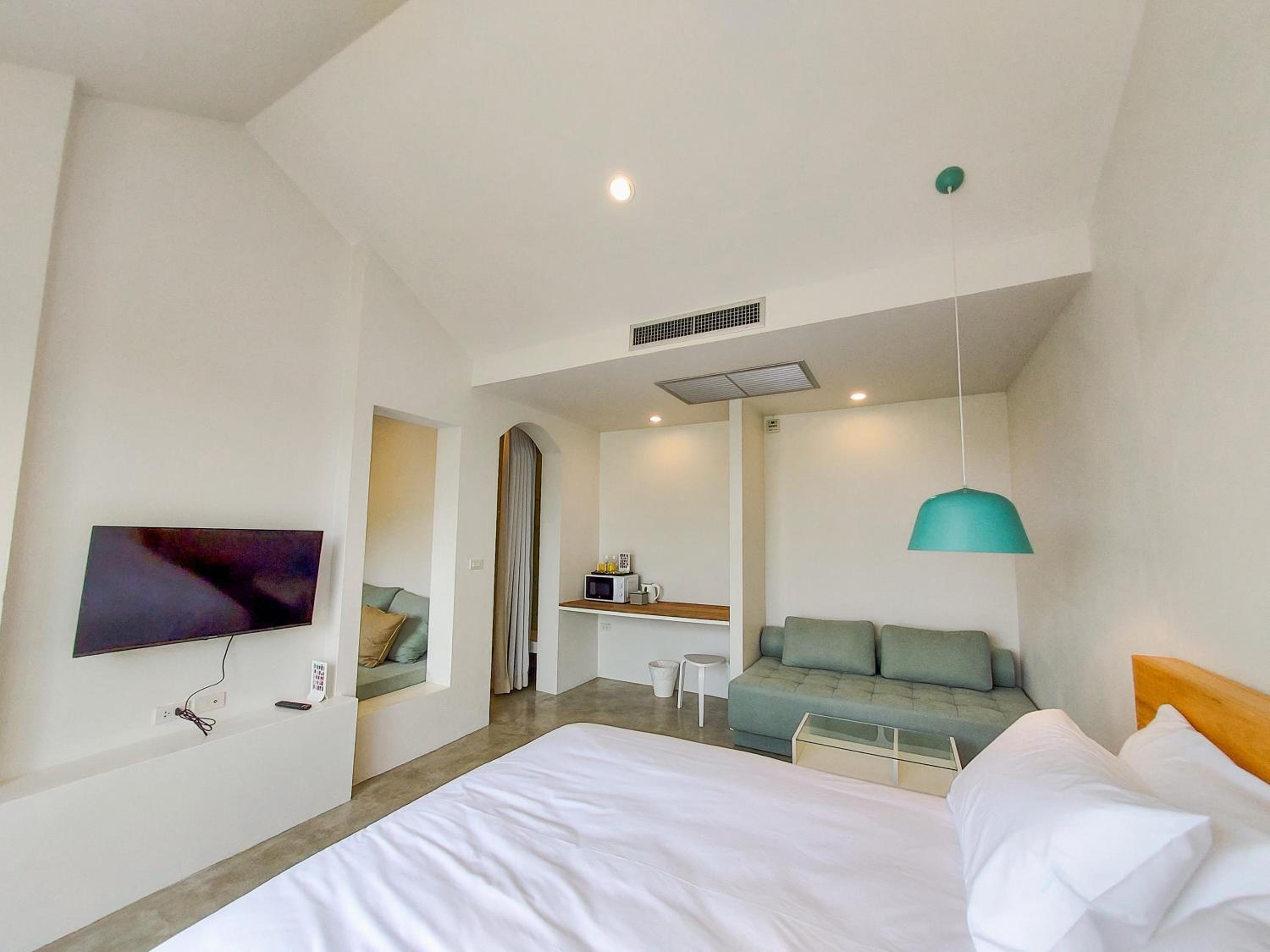 Deluxe Double Room with Bath - Photo 9