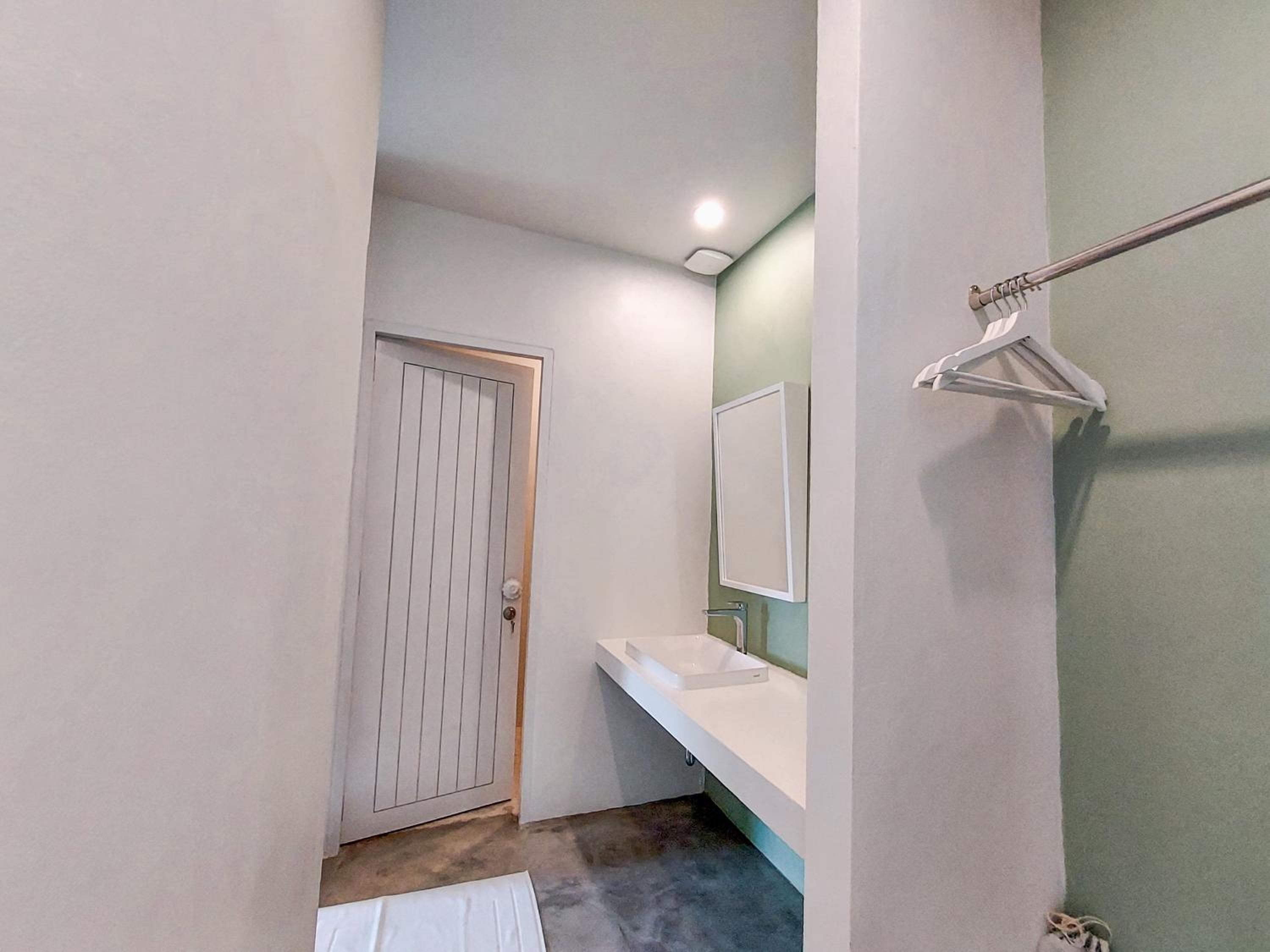 Deluxe Double Room with Bath - Photo 3