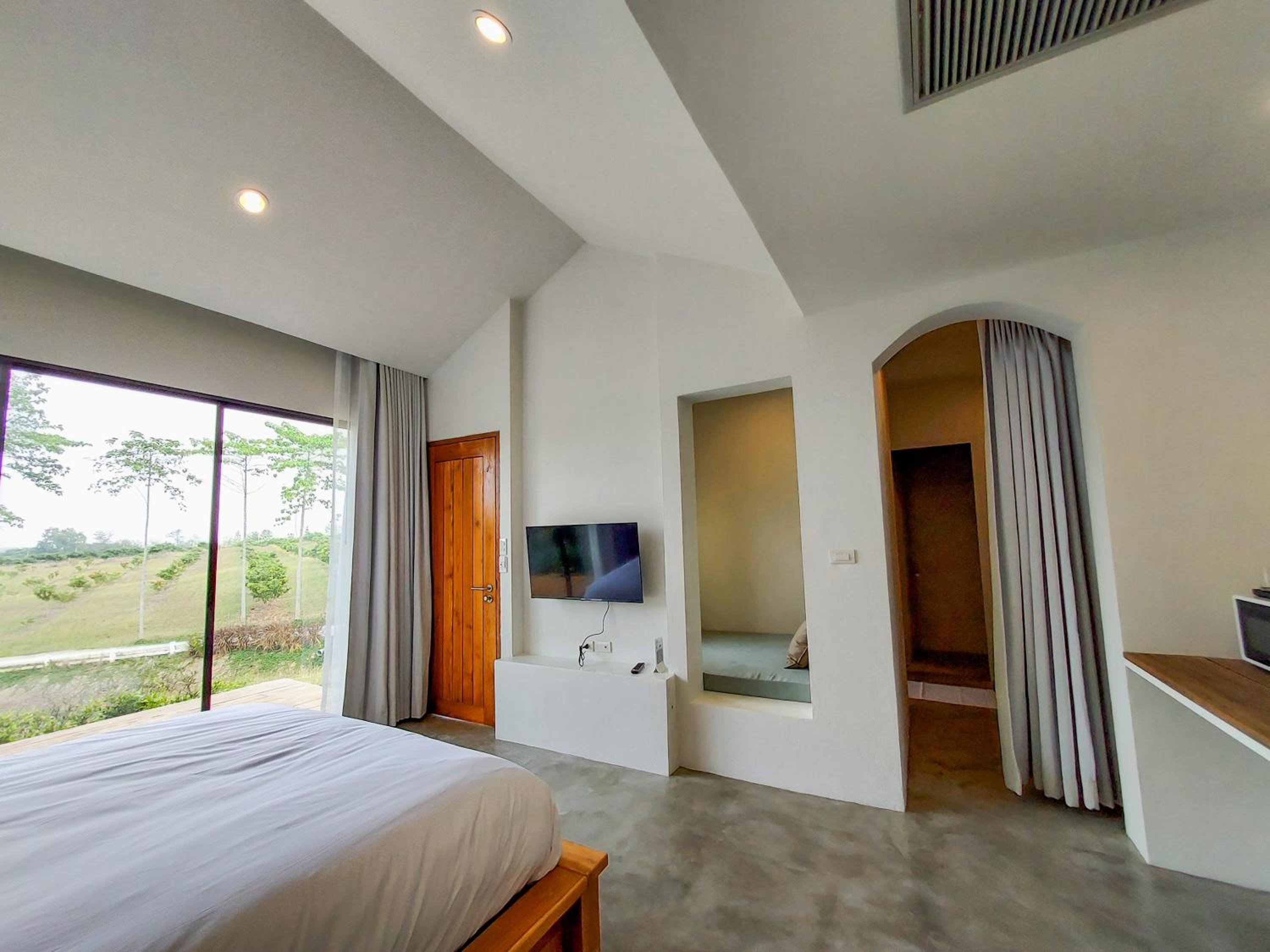 Deluxe Double Room with Bath - Photo 14