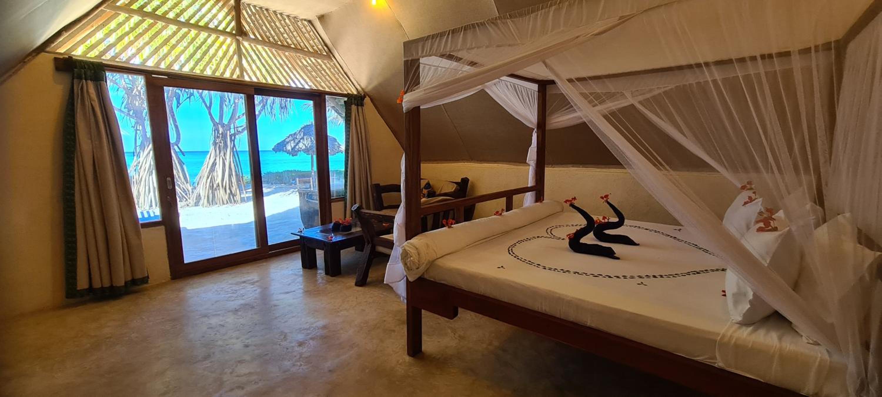 Ocean Front Bungalow - Photo 4