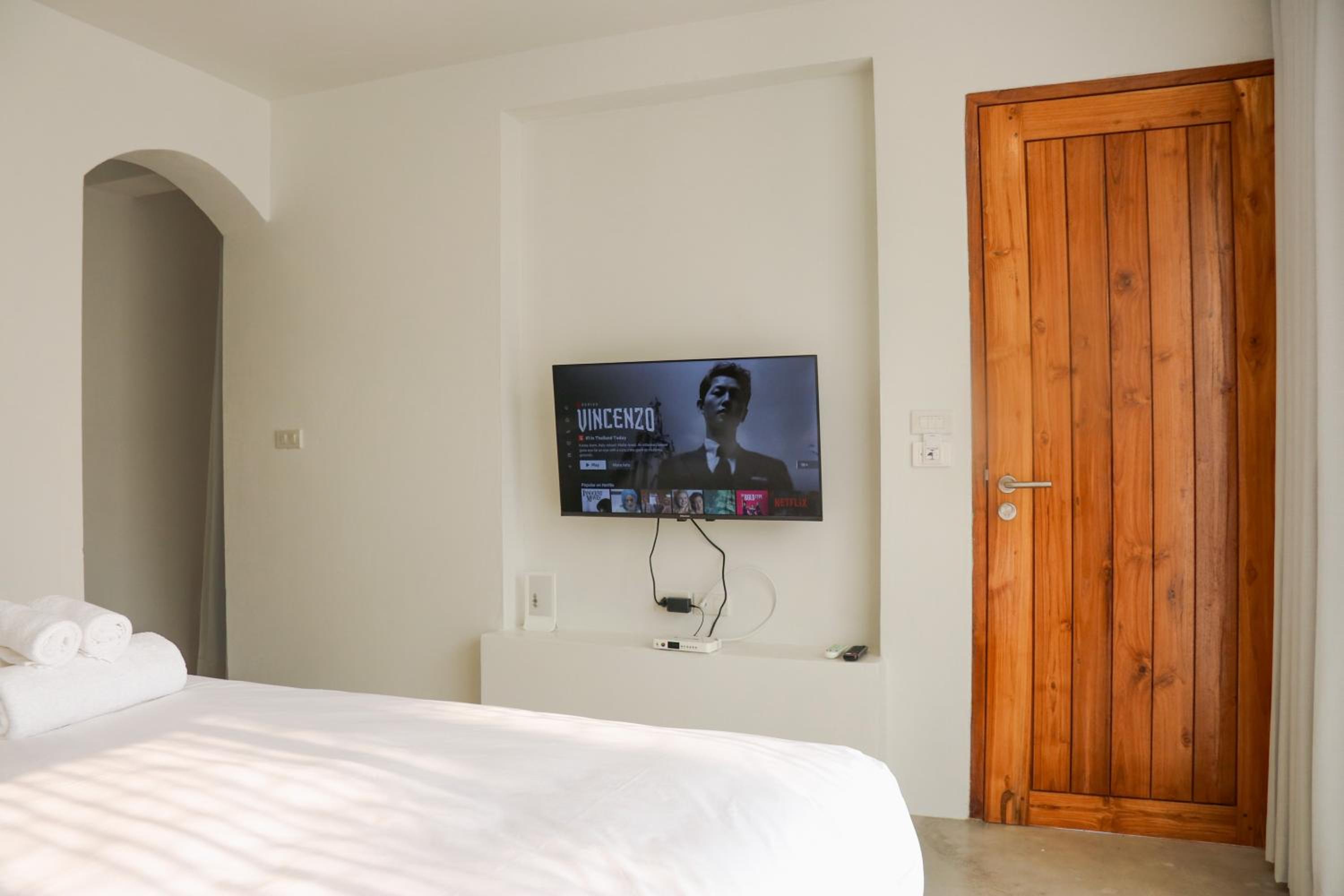 Standard King Room - Photo 2
