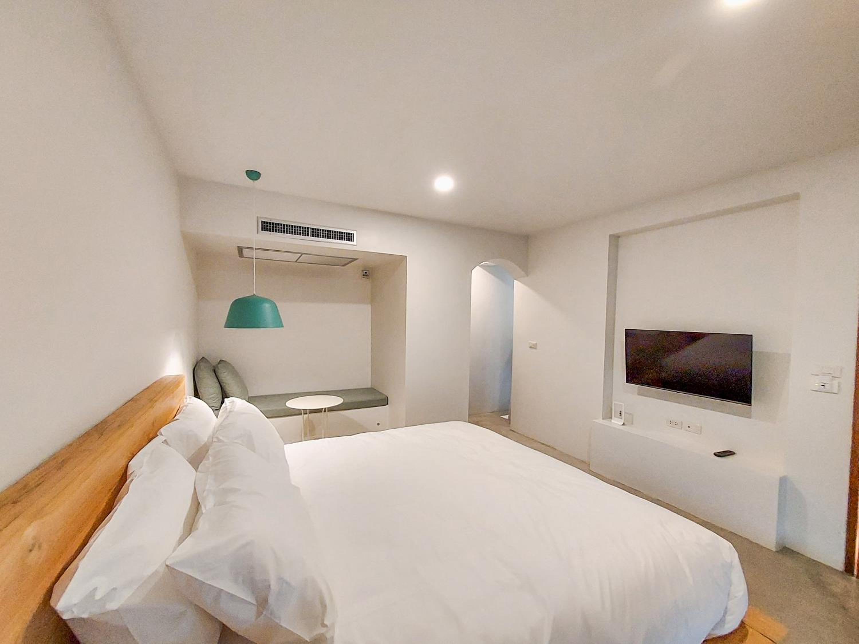 Standard King Room - Photo 6