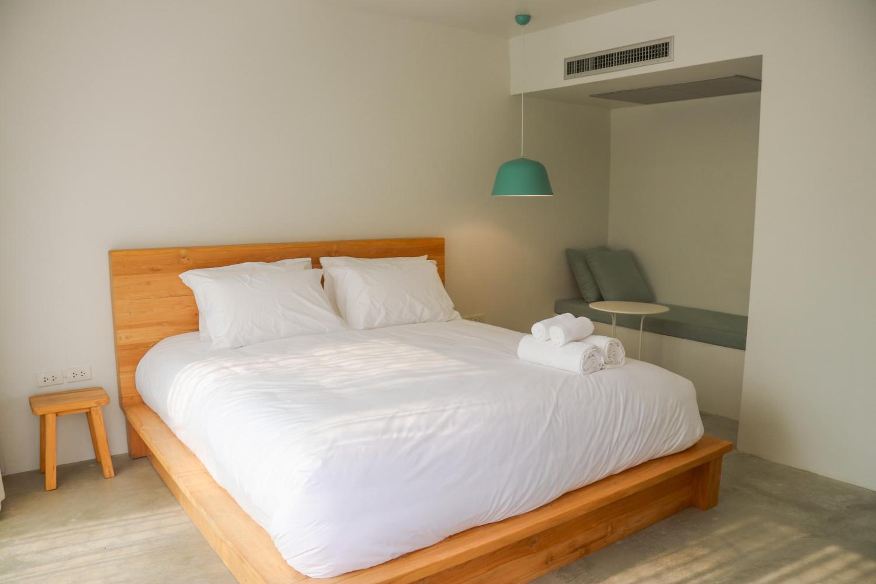 Standard King Room - Photo 5