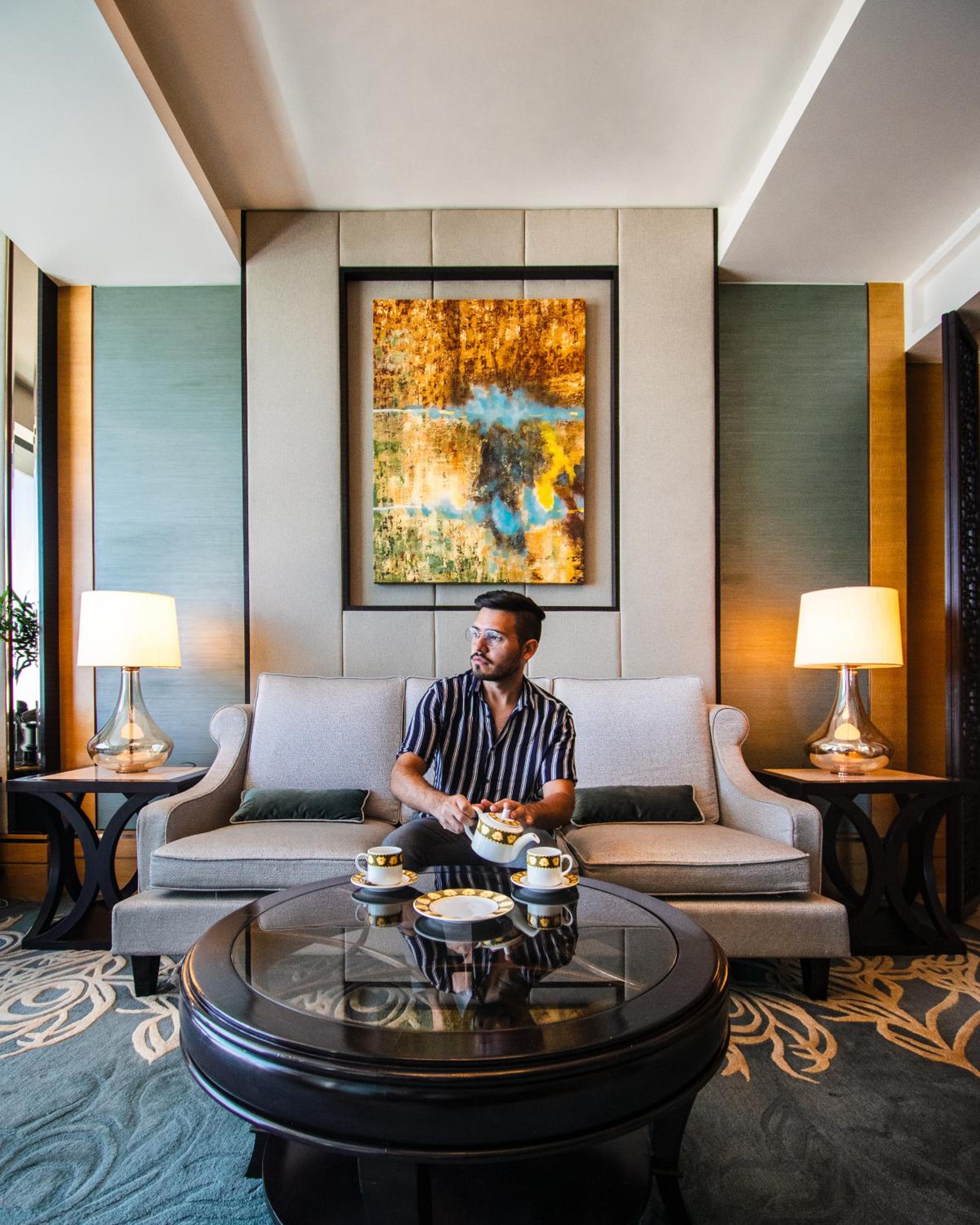 Premier Suite King – Horizon Club Lounge access with suite/club rooms: Includes buffet breakfast, afternoon tea, evening cocktails (6–8 PM), soft beverages, 1 suit pressing & 2 hrs boardroom use per stay