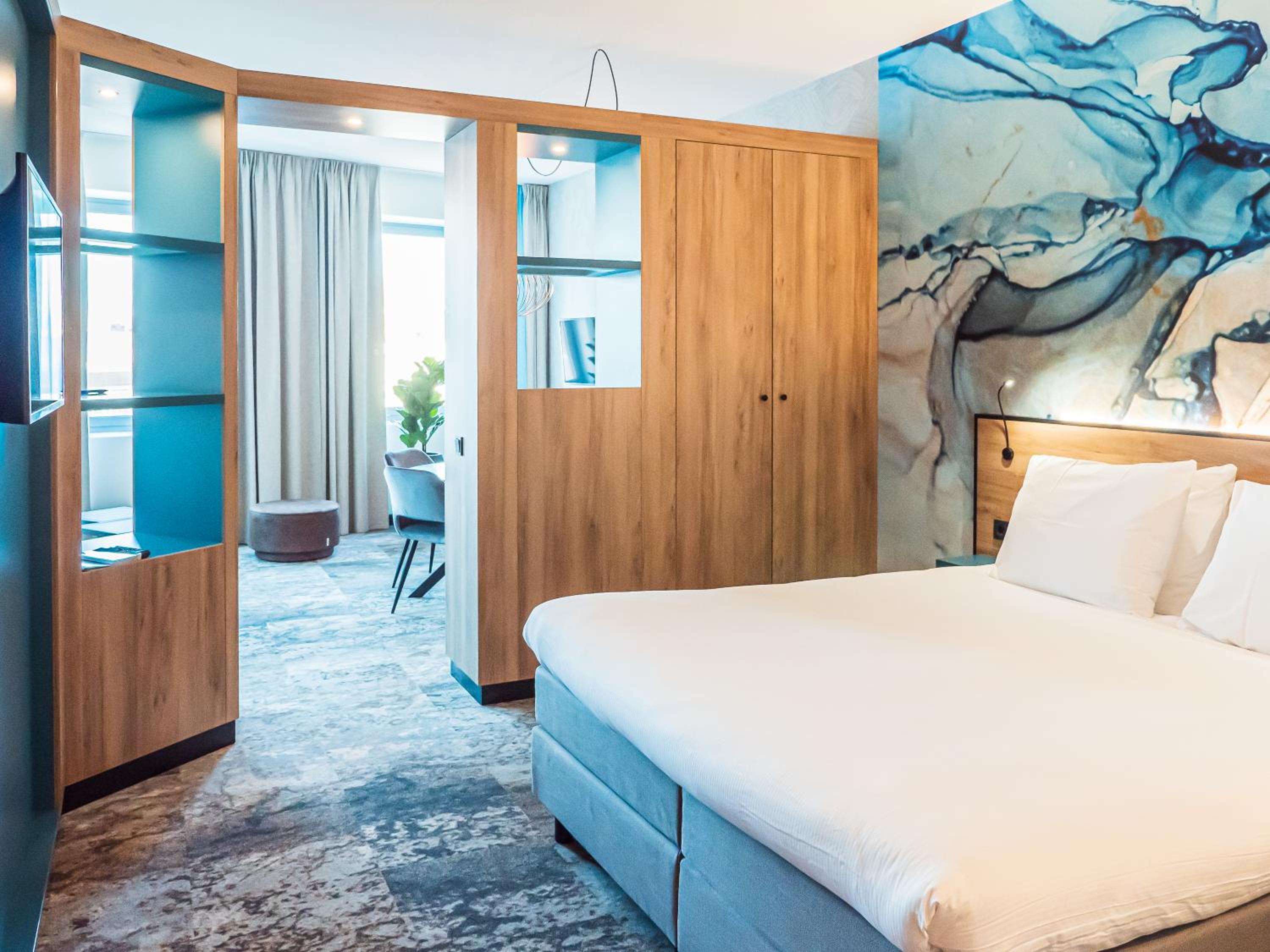 Suite - Photo 1