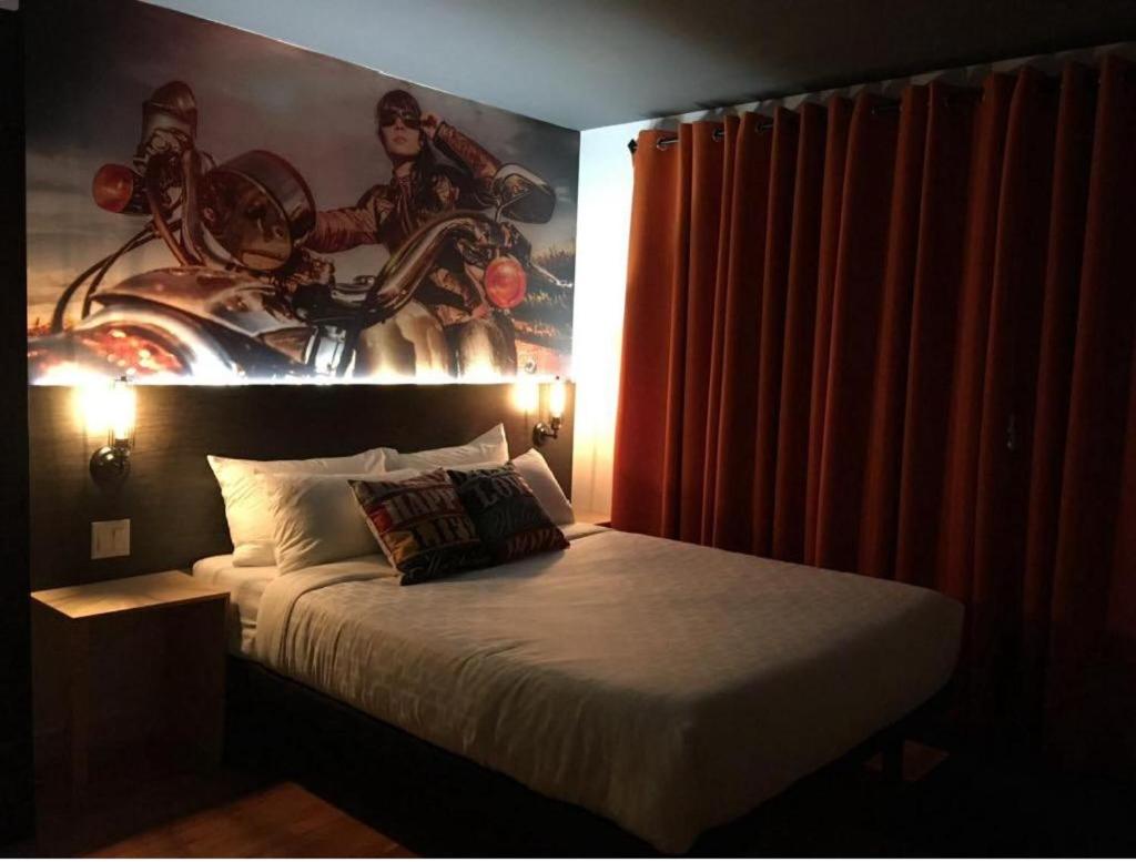 Laconia - Standard Room with One Queen Bed and One Murphy Bed