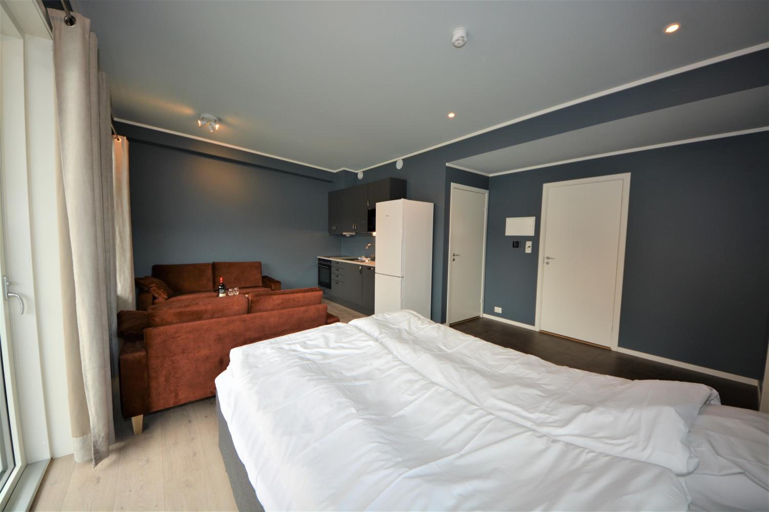 Apartment with Balcony - Photo 4