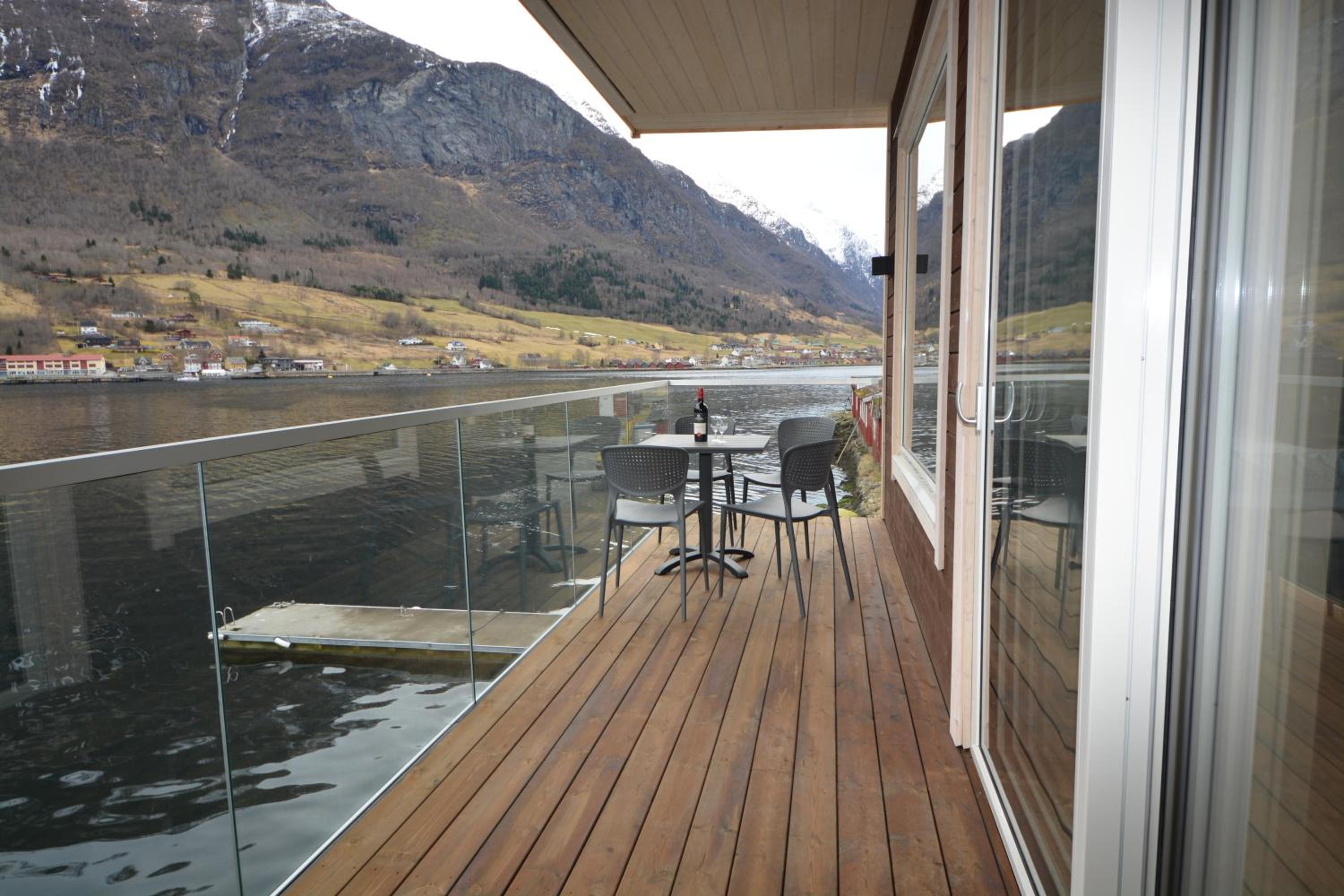 Apartment with Balcony - Photo 3