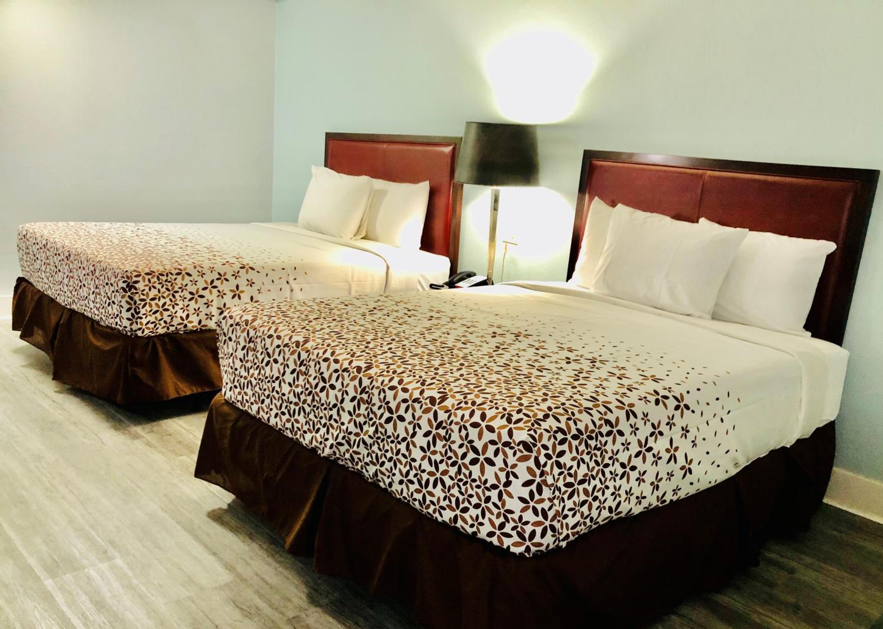 Queen Room With Two Queen Beds - Photo 7