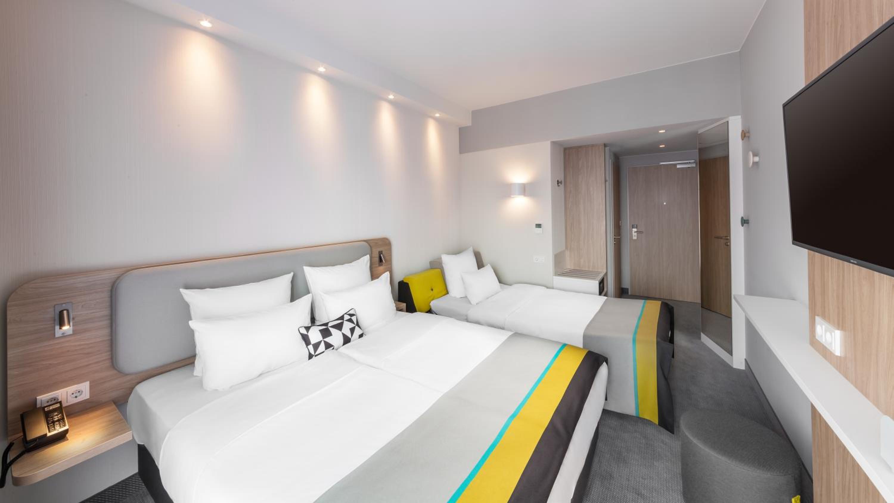 Standard Queen Room with Sofa - Photo 2