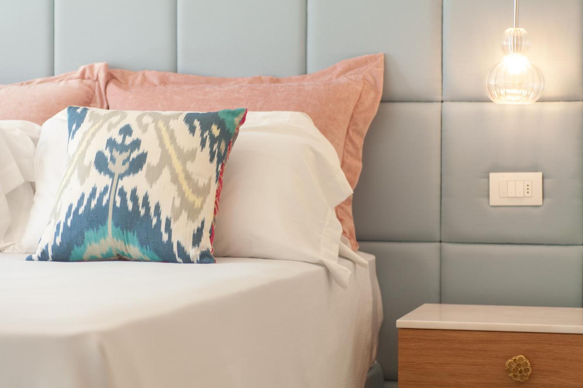 Deluxe King Room - Photo 11