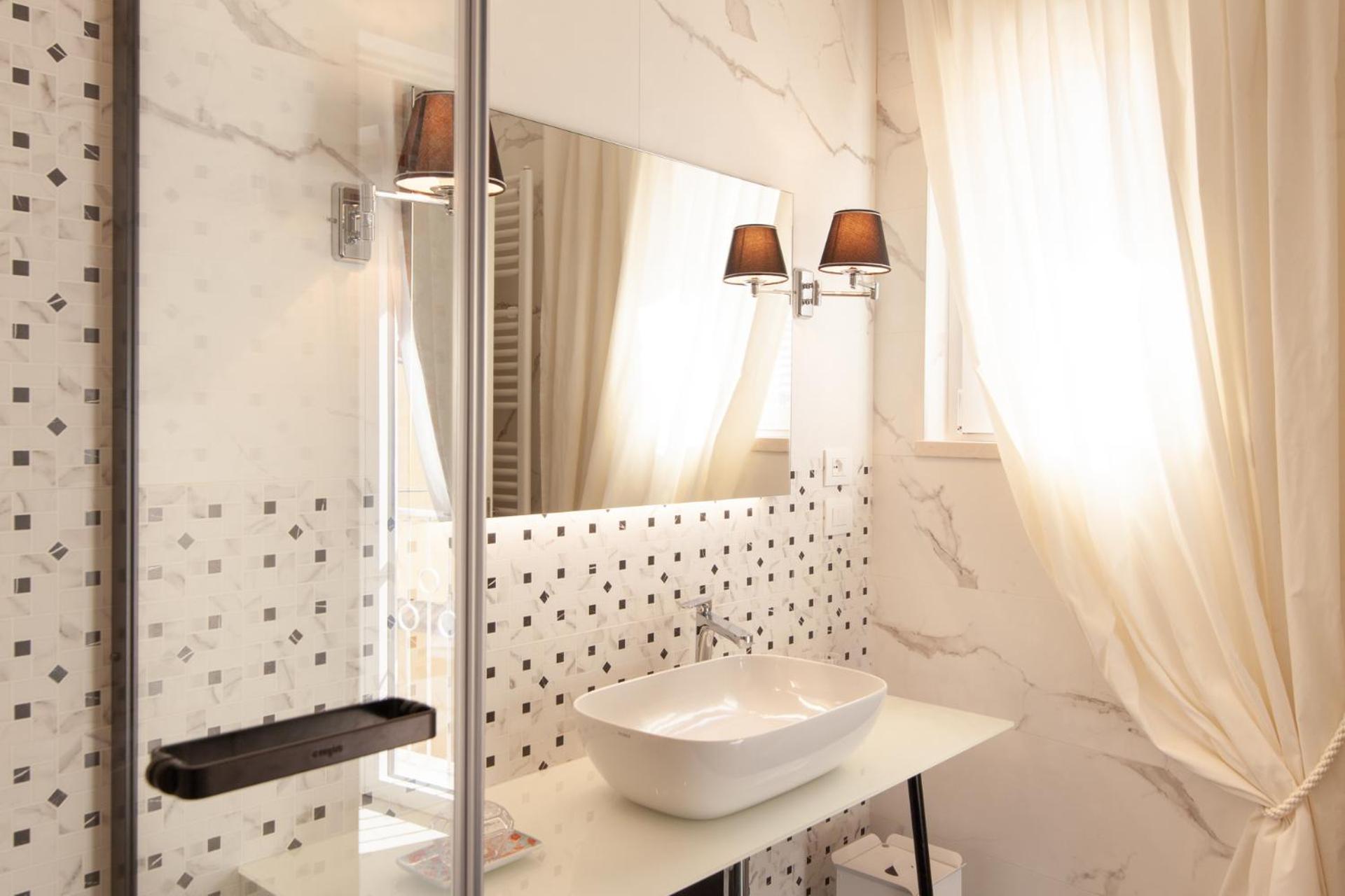 Deluxe King Room - Photo 8
