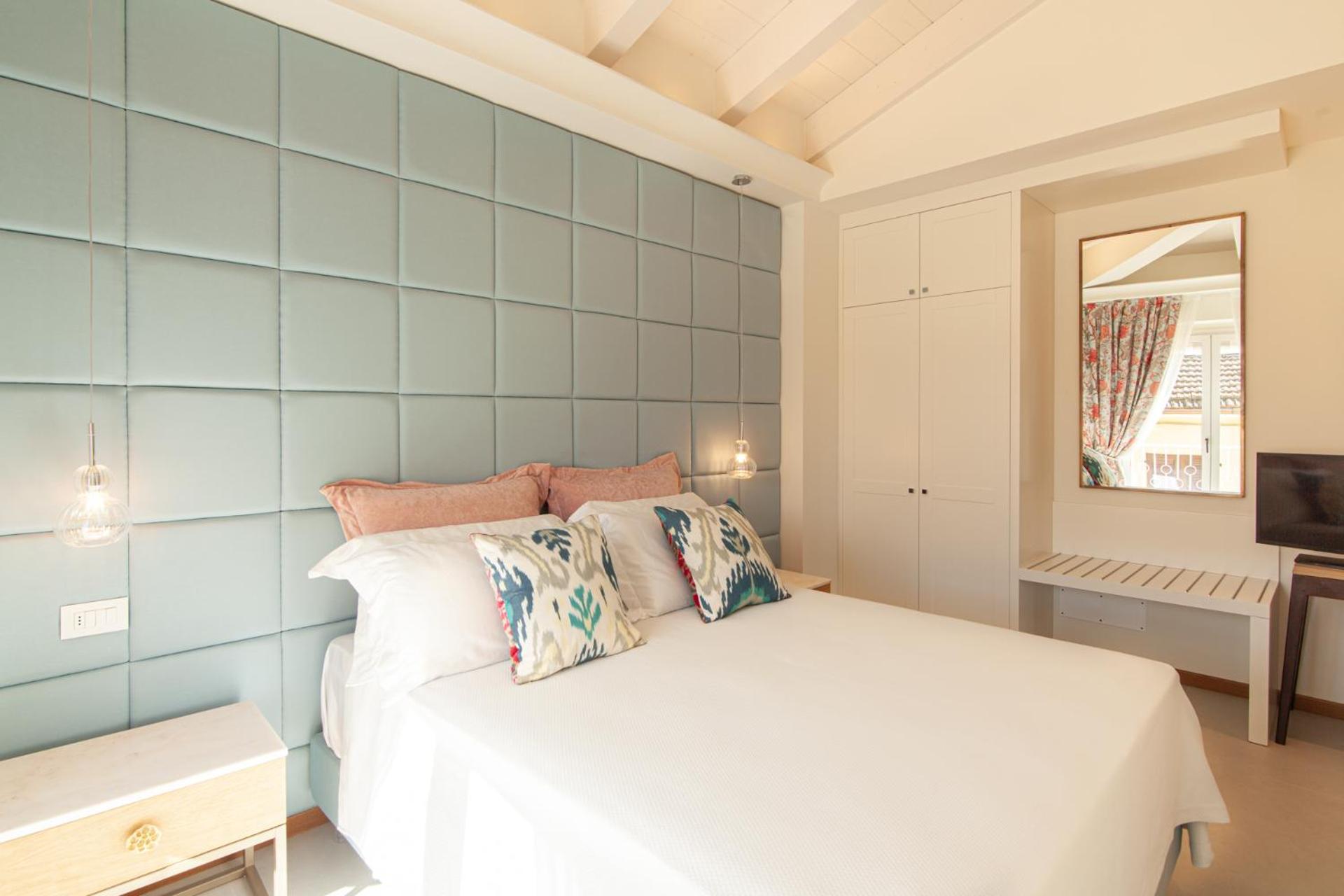 Deluxe King Room - Photo 1