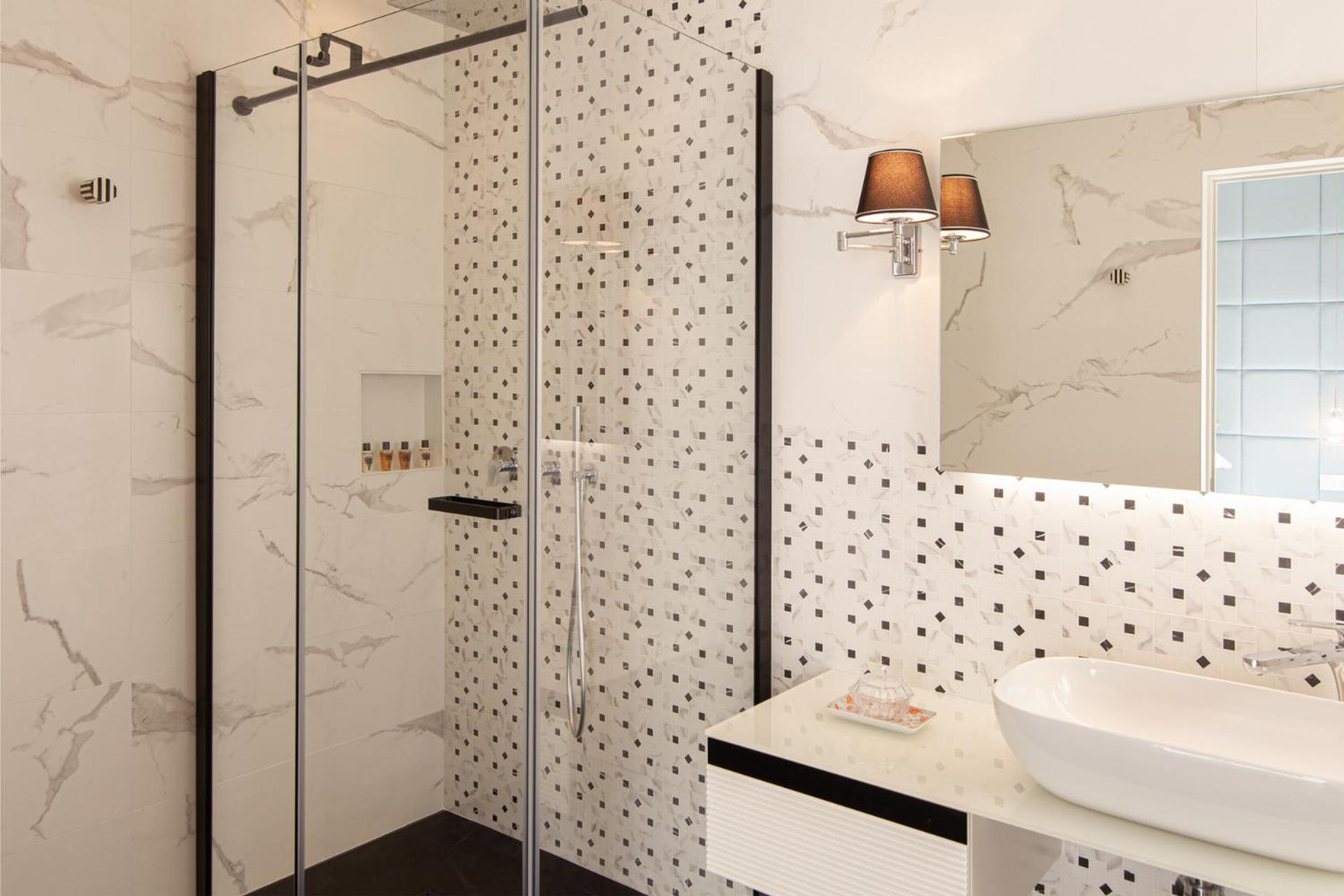 Deluxe King Room - Photo 9