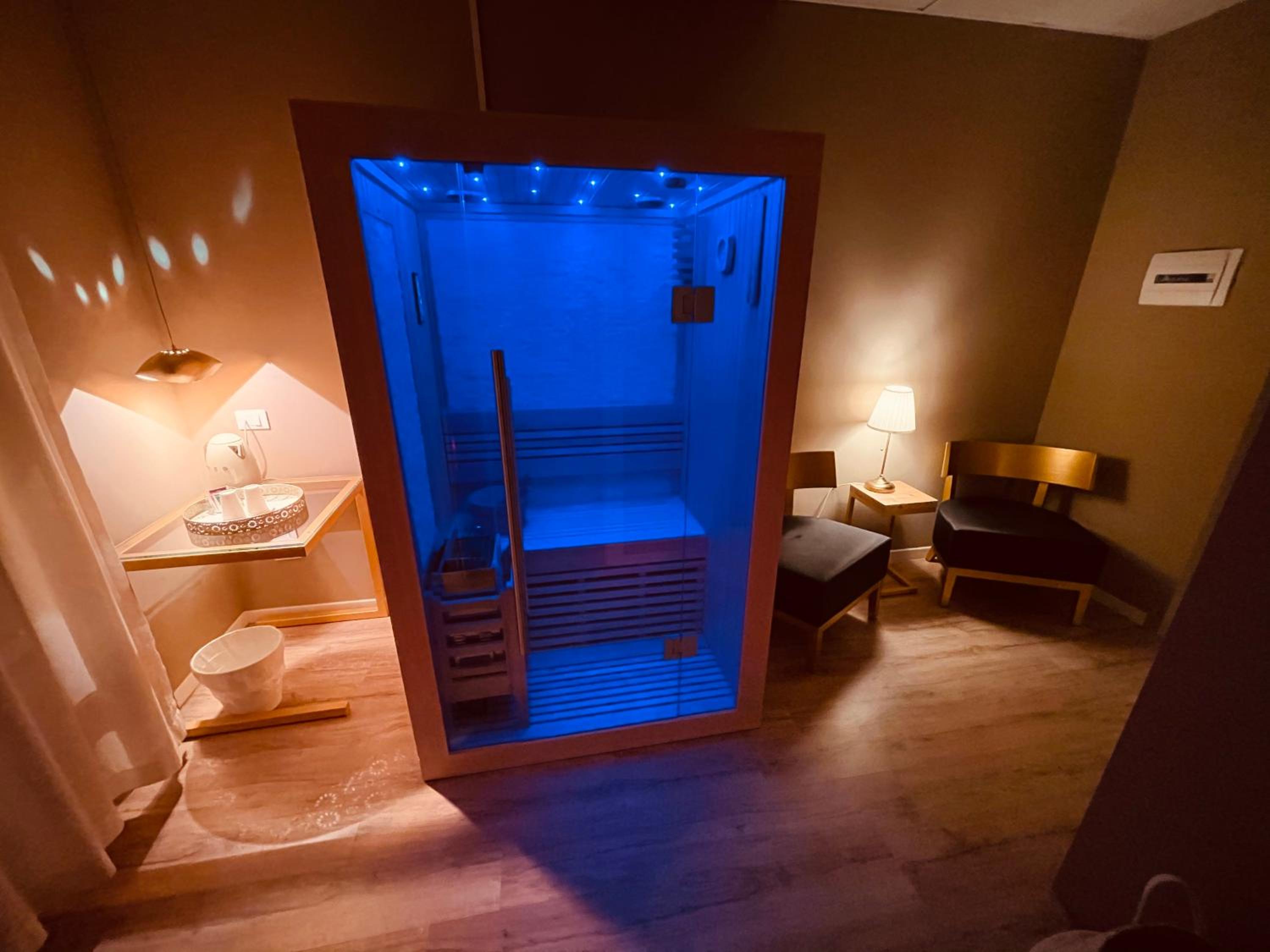 Suite with Hot Tub and Private Spa - Photo 11