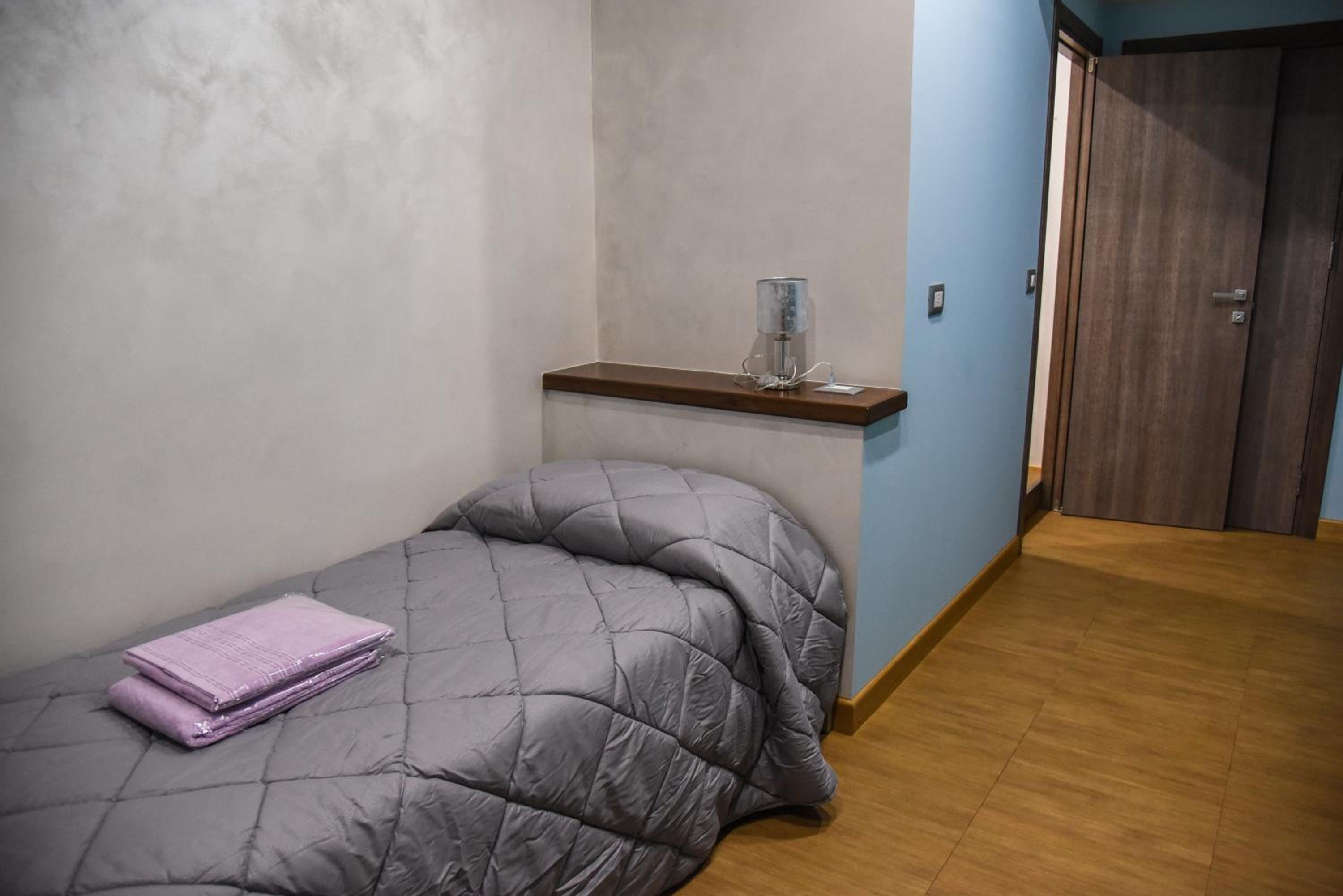 Single Room with Bathroom photo 1
