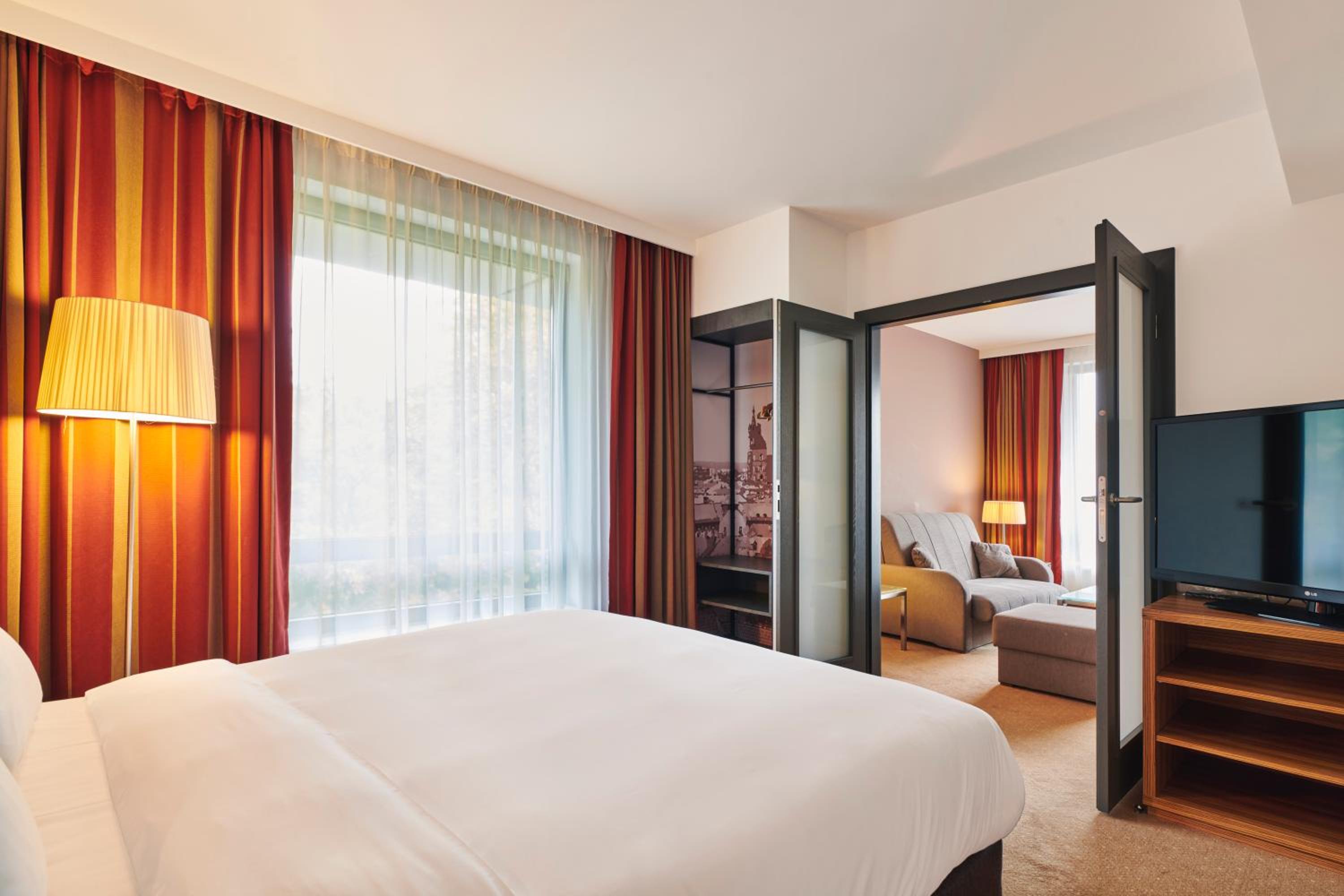 Suite with Old Town View - Photo 4