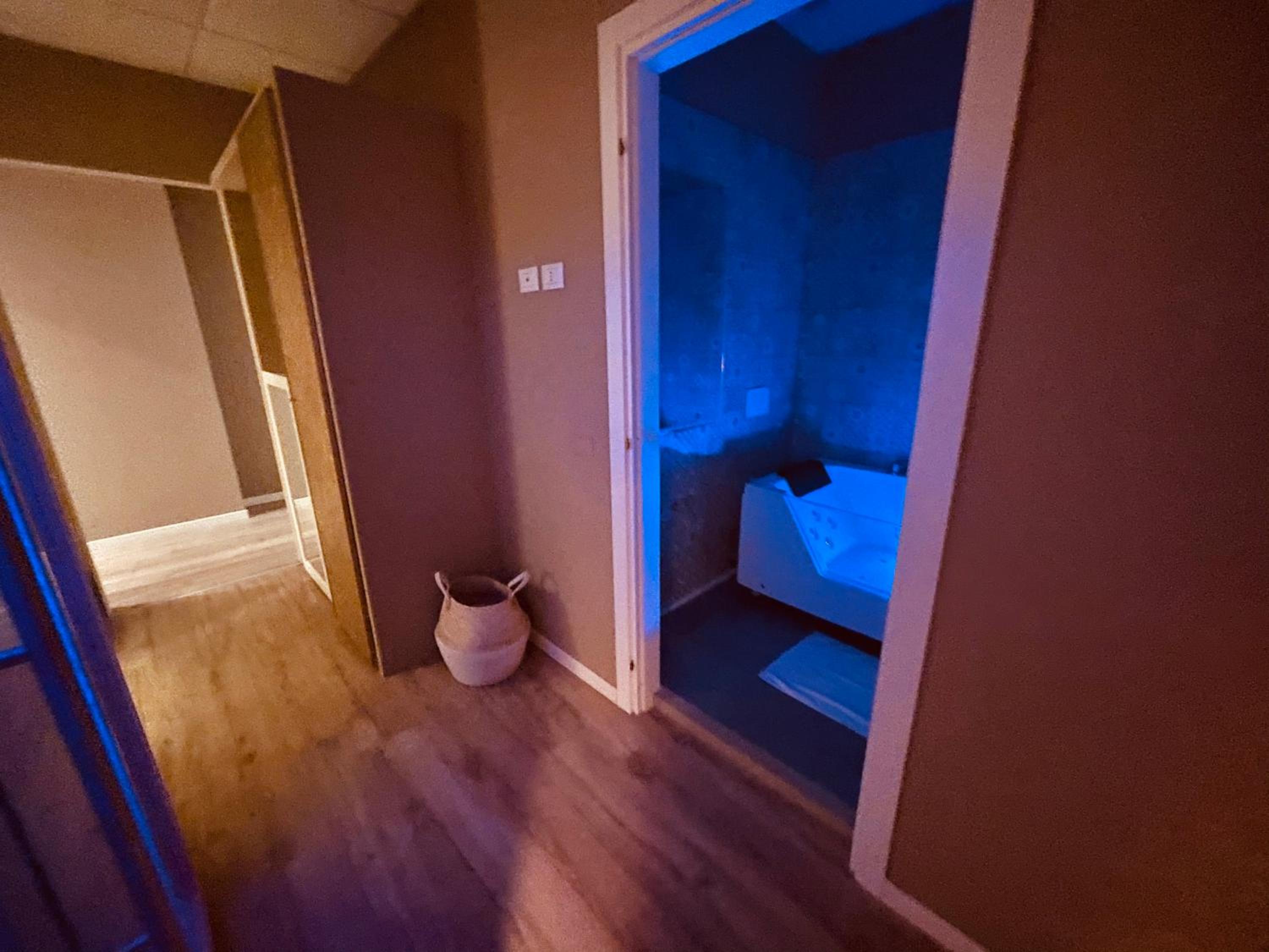 Suite with Hot Tub and Private Spa - Photo 4