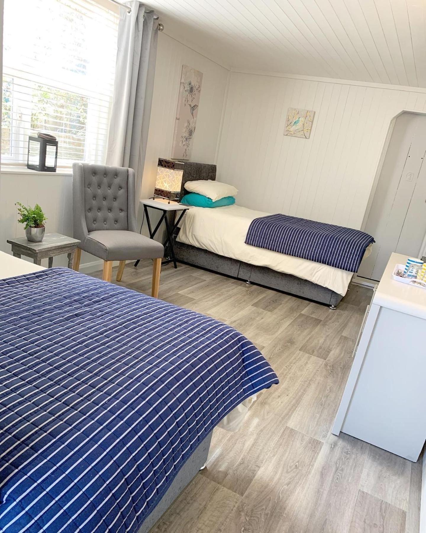 Twin Room with Shower - Photo 6