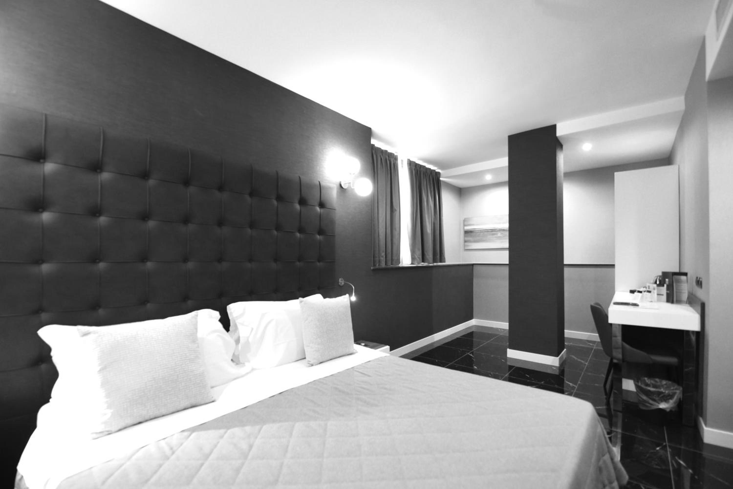 Superior Double Room thumbnail 5