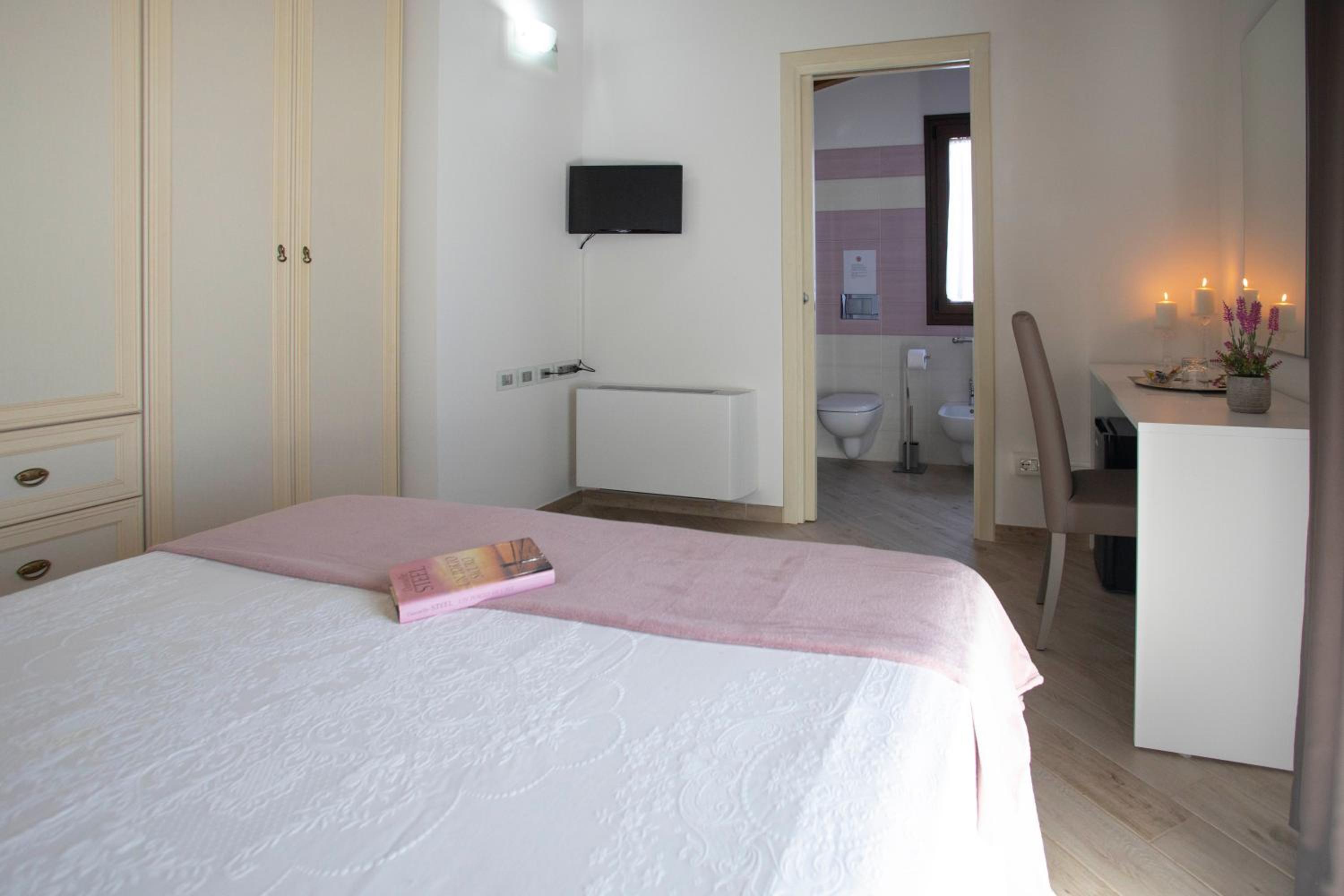 Deluxe Double Room with Balcony - Photo 6