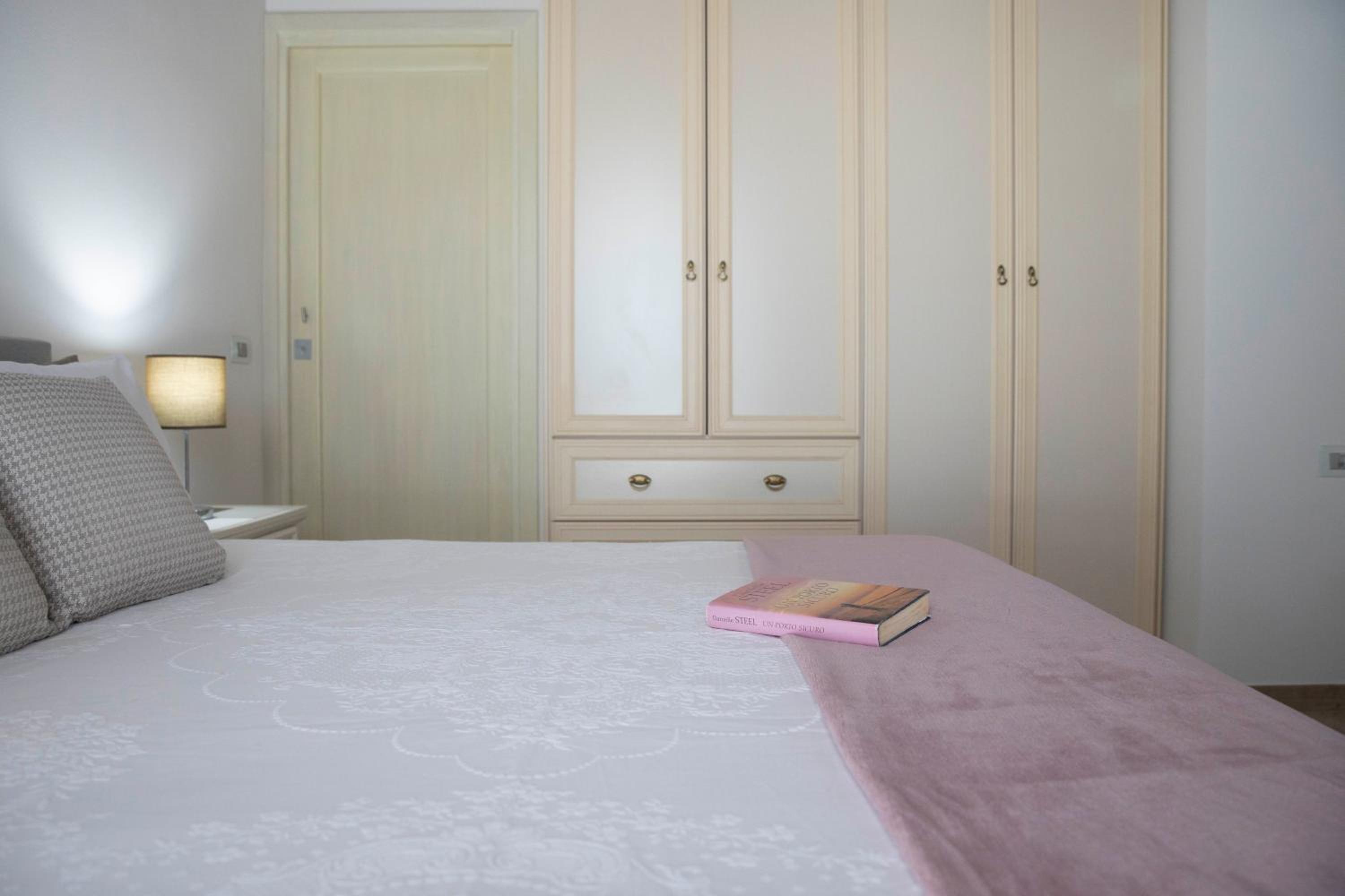 Deluxe Double Room with Balcony - Photo 4