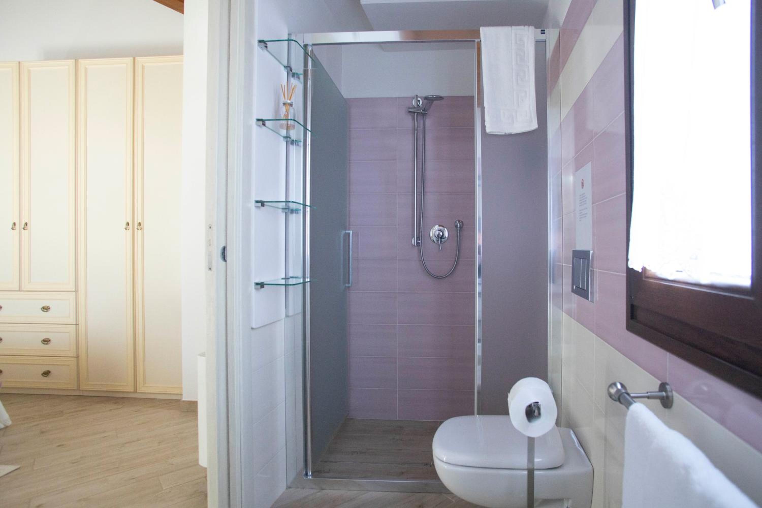 Deluxe Double Room with Balcony - Photo 8