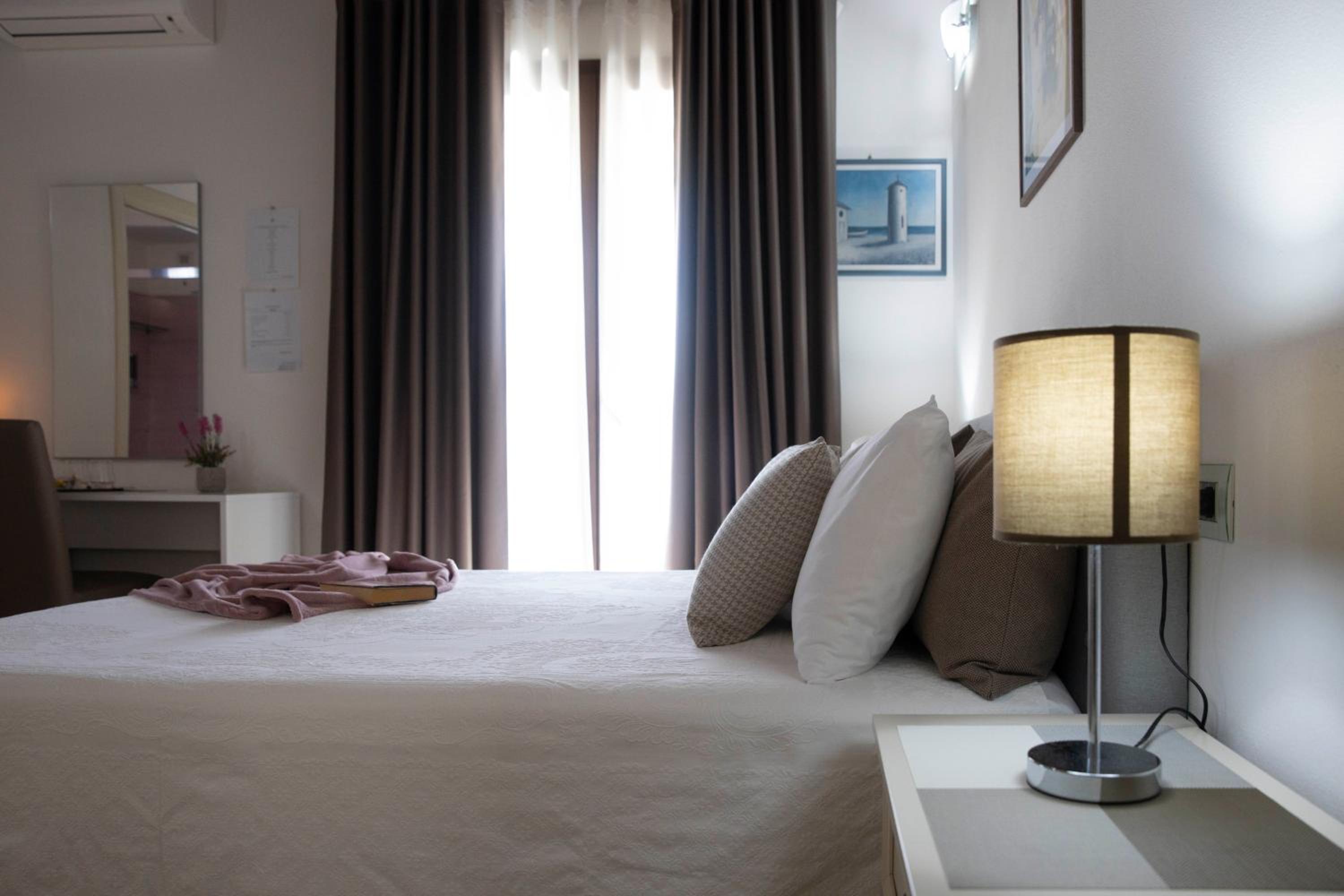 Deluxe Double Room with Balcony - Photo 5