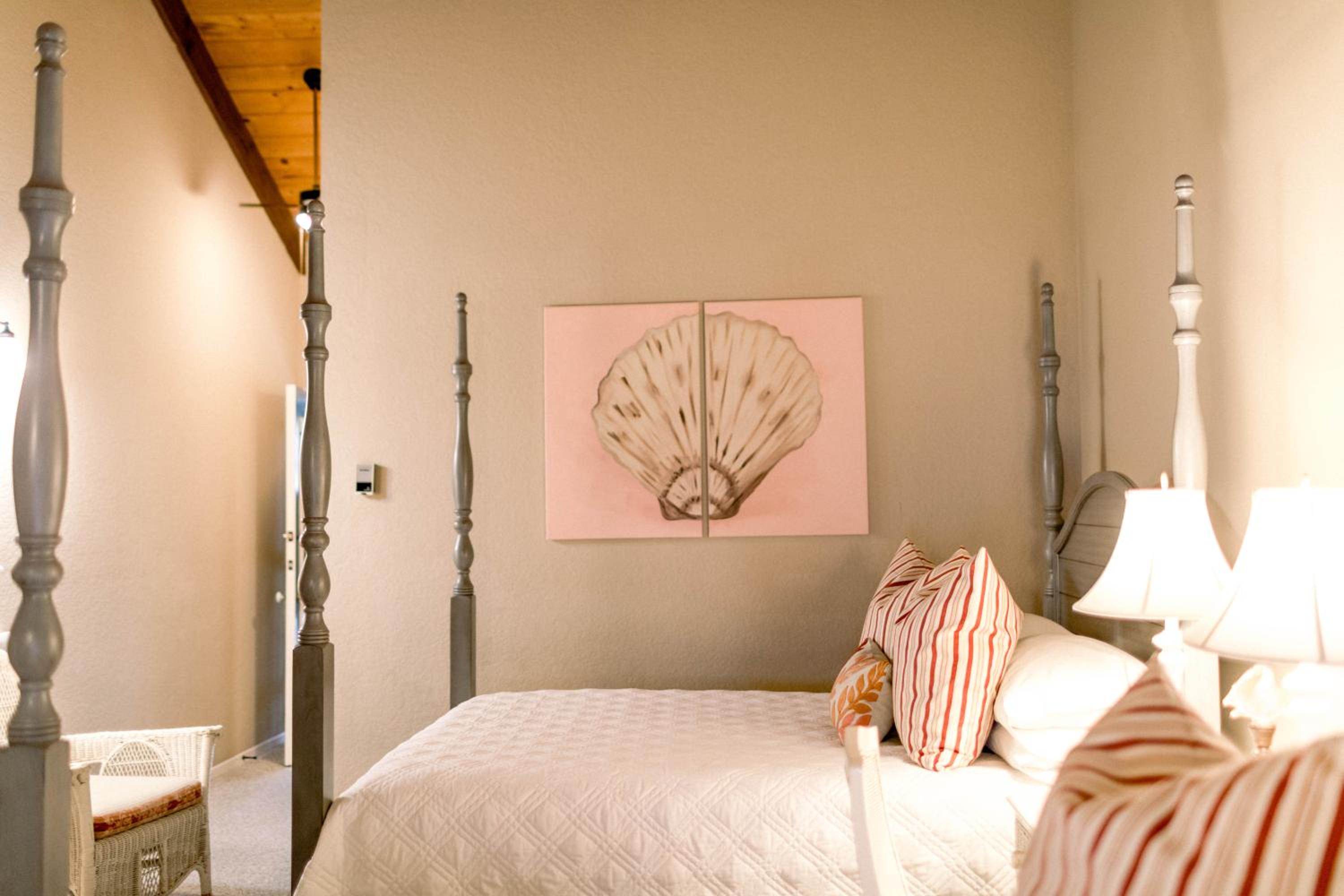 Queen Room with Two Queen Beds - Photo 5