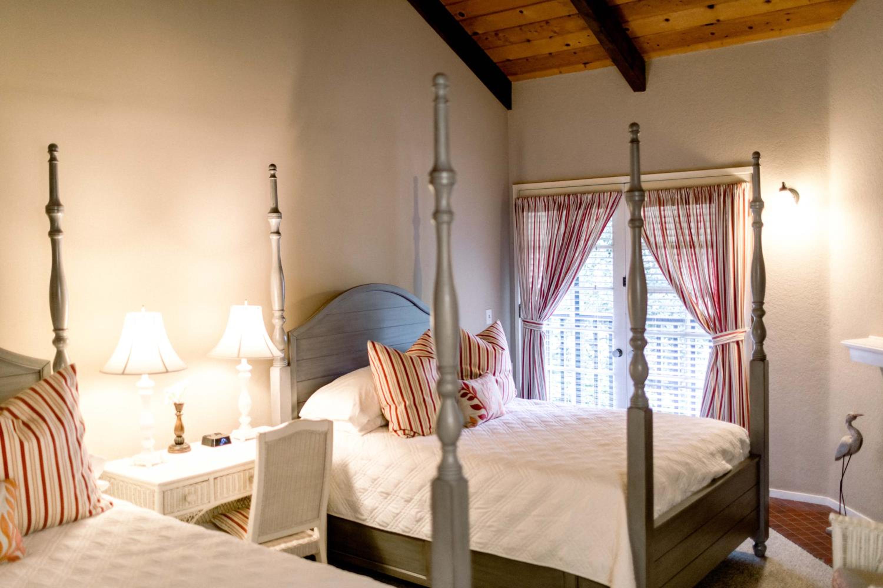 Queen Room with Two Queen Beds - Photo 3