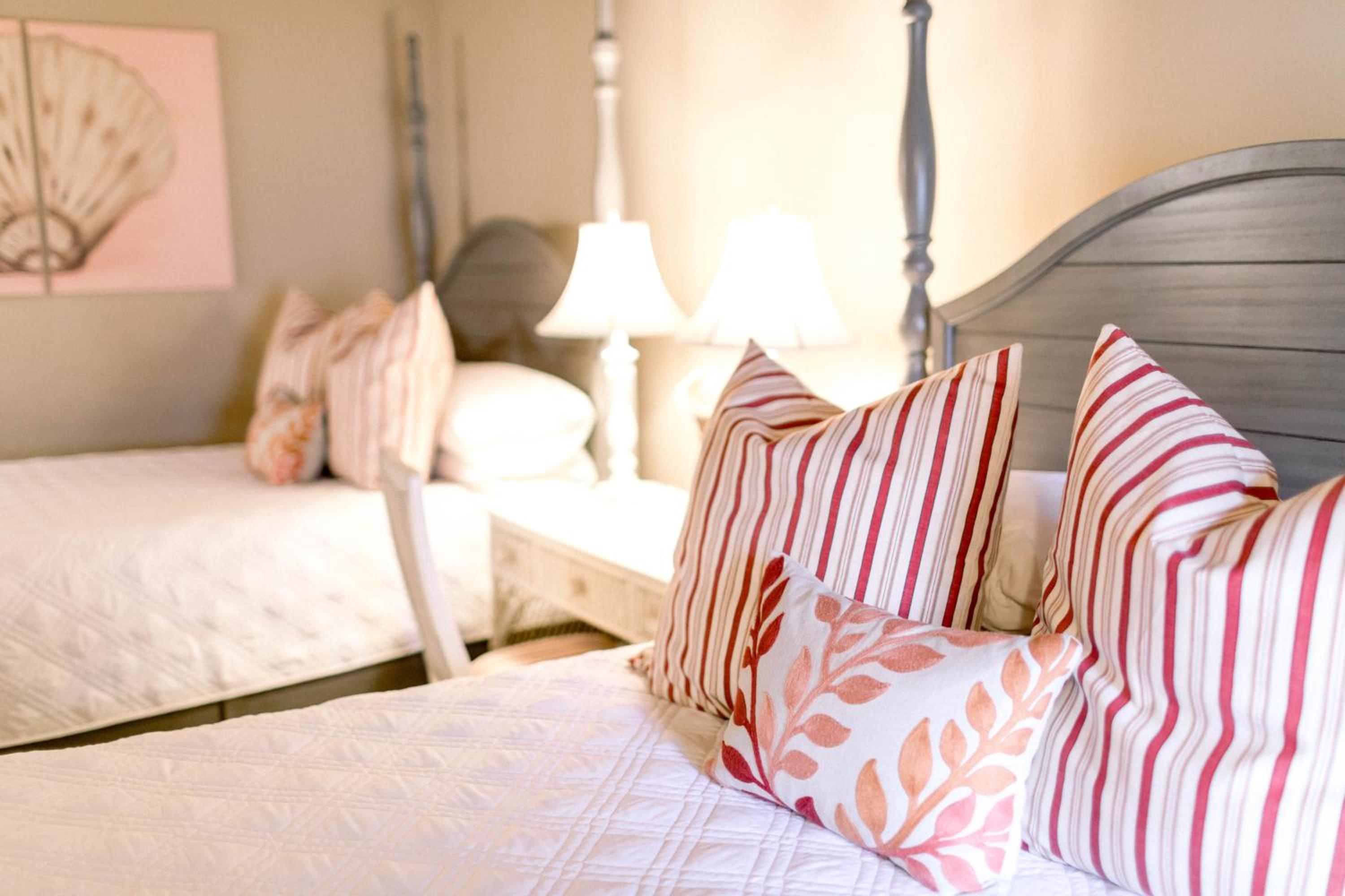 Queen Room with Two Queen Beds - Photo 4