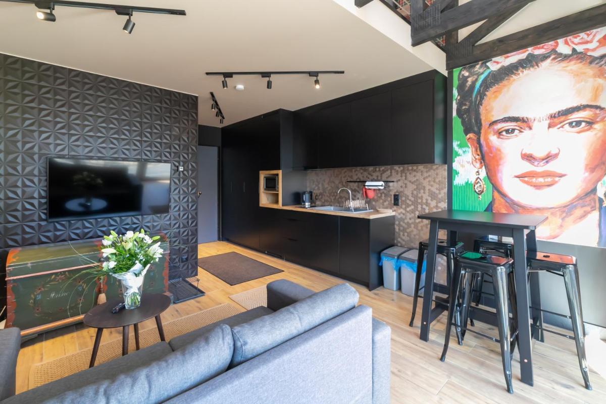 Apartment with Balcony - Photo 8