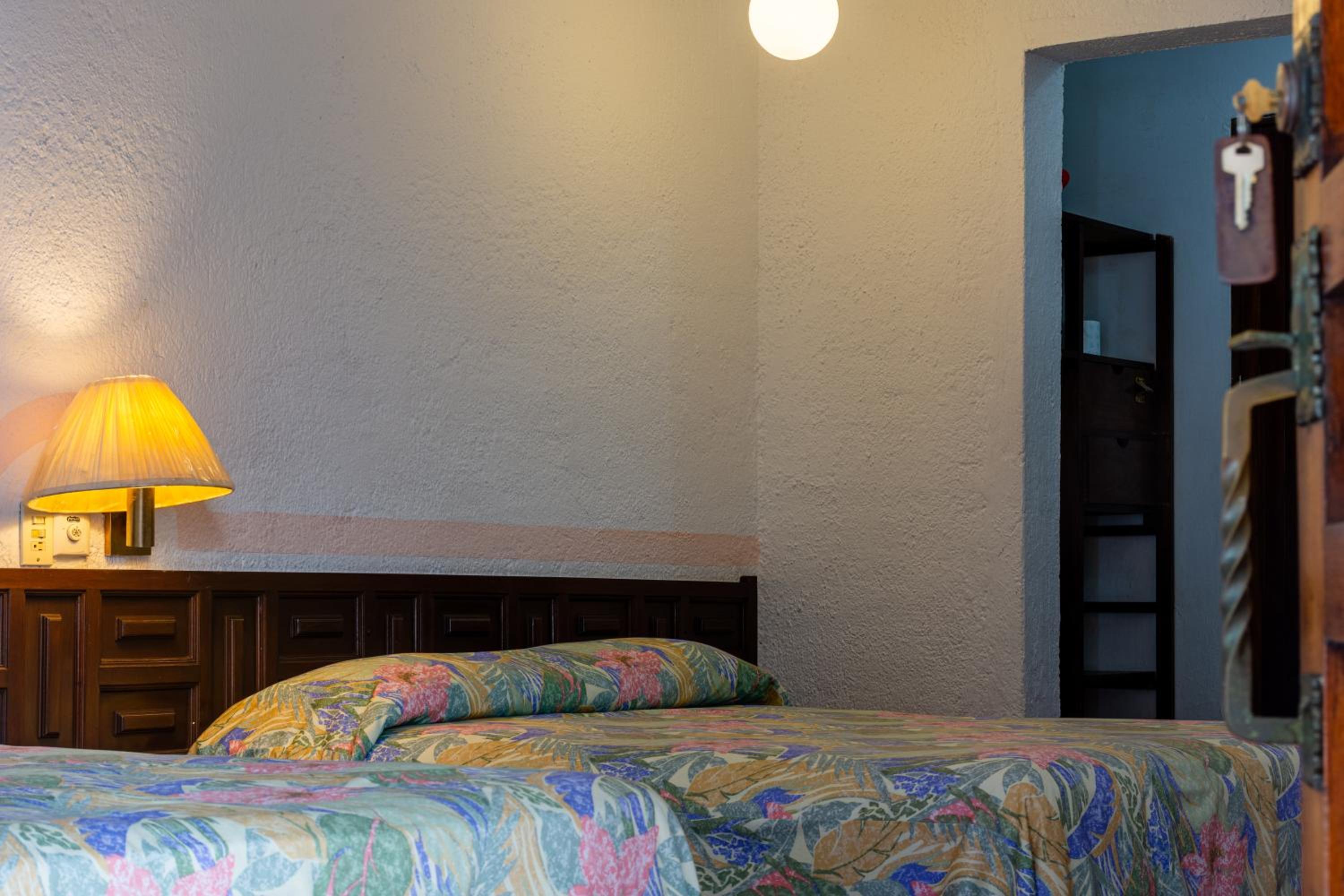 Queen Room with Two Queen Beds - Photo 4