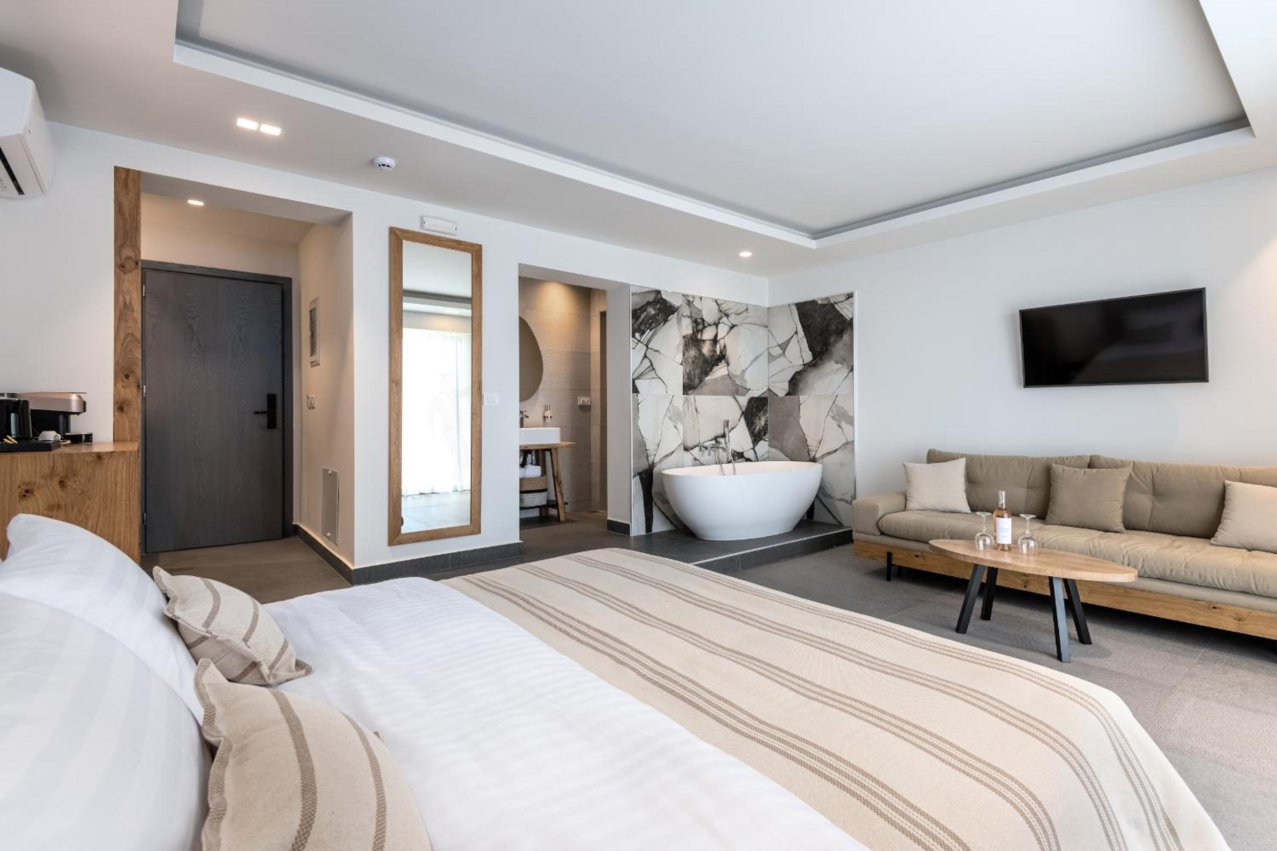 Deluxe Suite - Photo 1