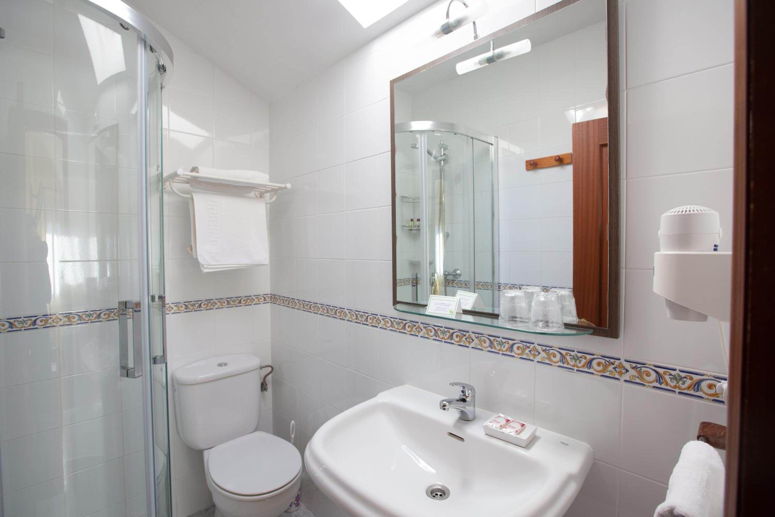 Double or Twin Room - Photo 31