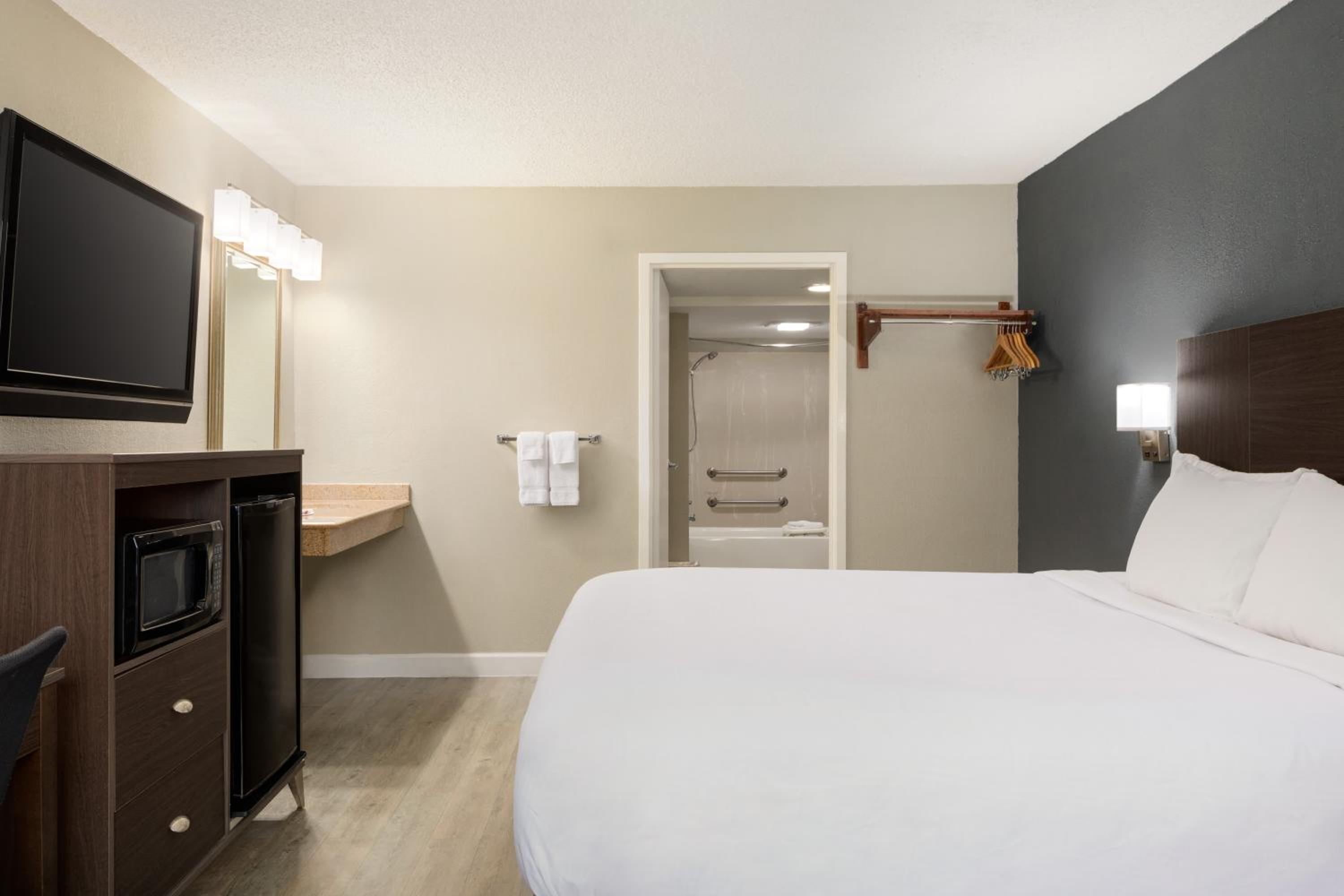 King Room - Mobility Access/Non-Smoking photo 2