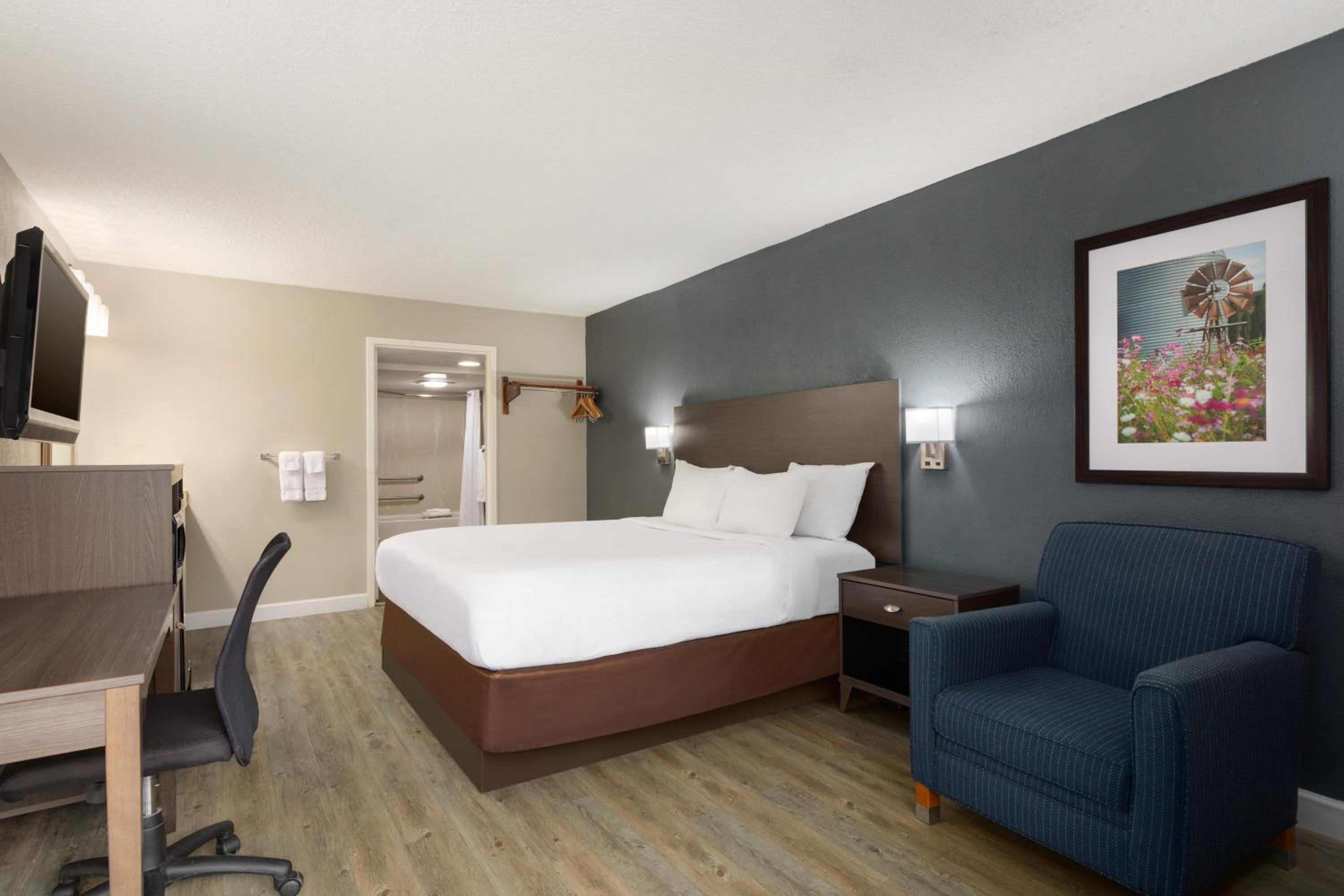 King Room - Mobility Access/Non-Smoking photo 3