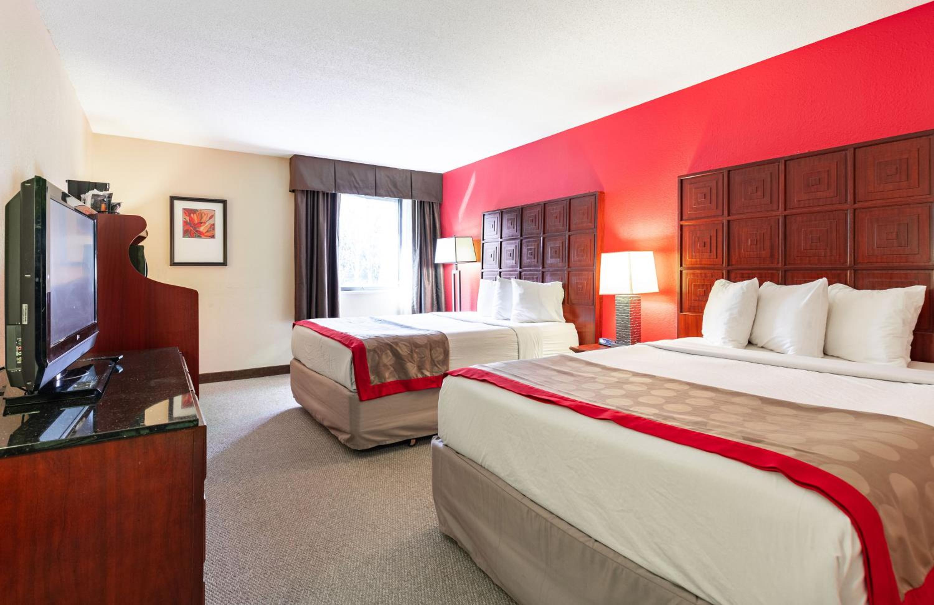 Queen Room with Two Queen Beds - Non-Smoking - Photo 1