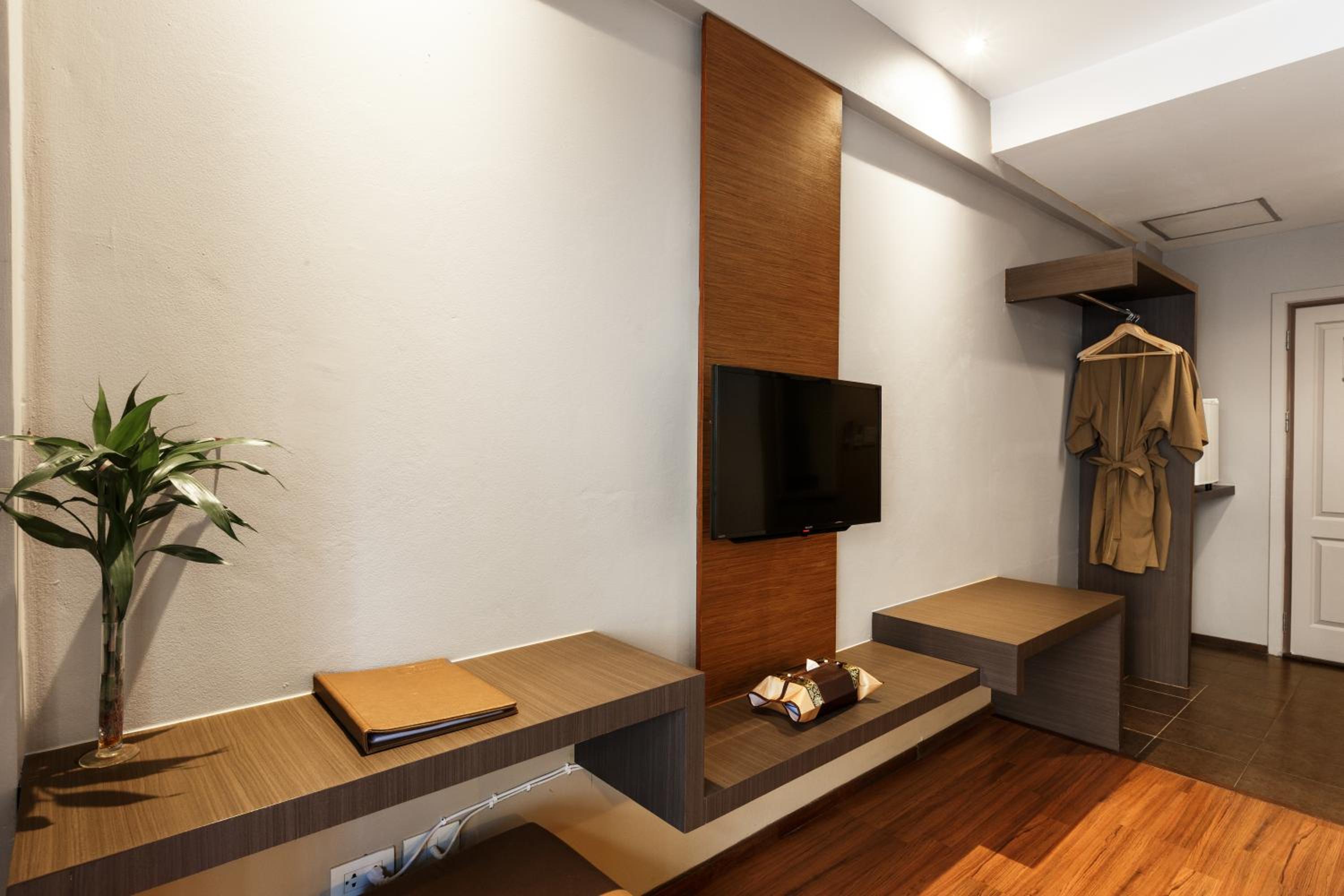 Deluxe Double or Twin Room with Pool Access - Roundtrip Airport Transfer photo 2