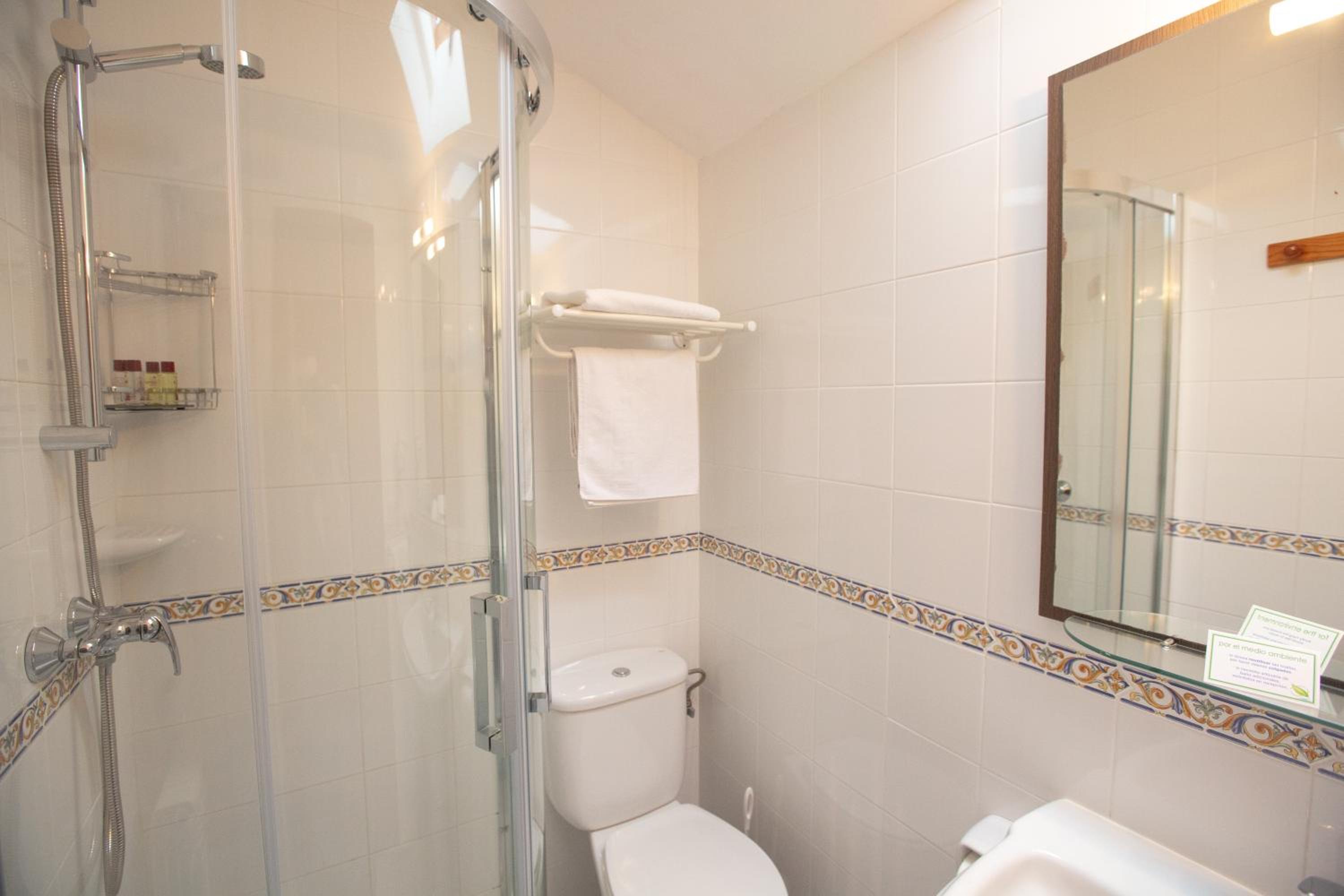 Basic Triple Room - Photo 16