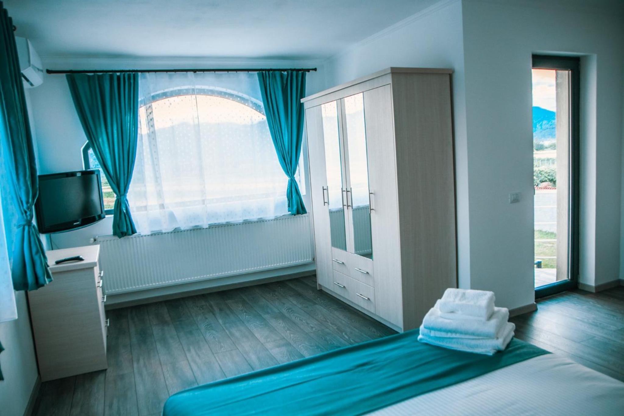 King Room with Balcony - Photo 2