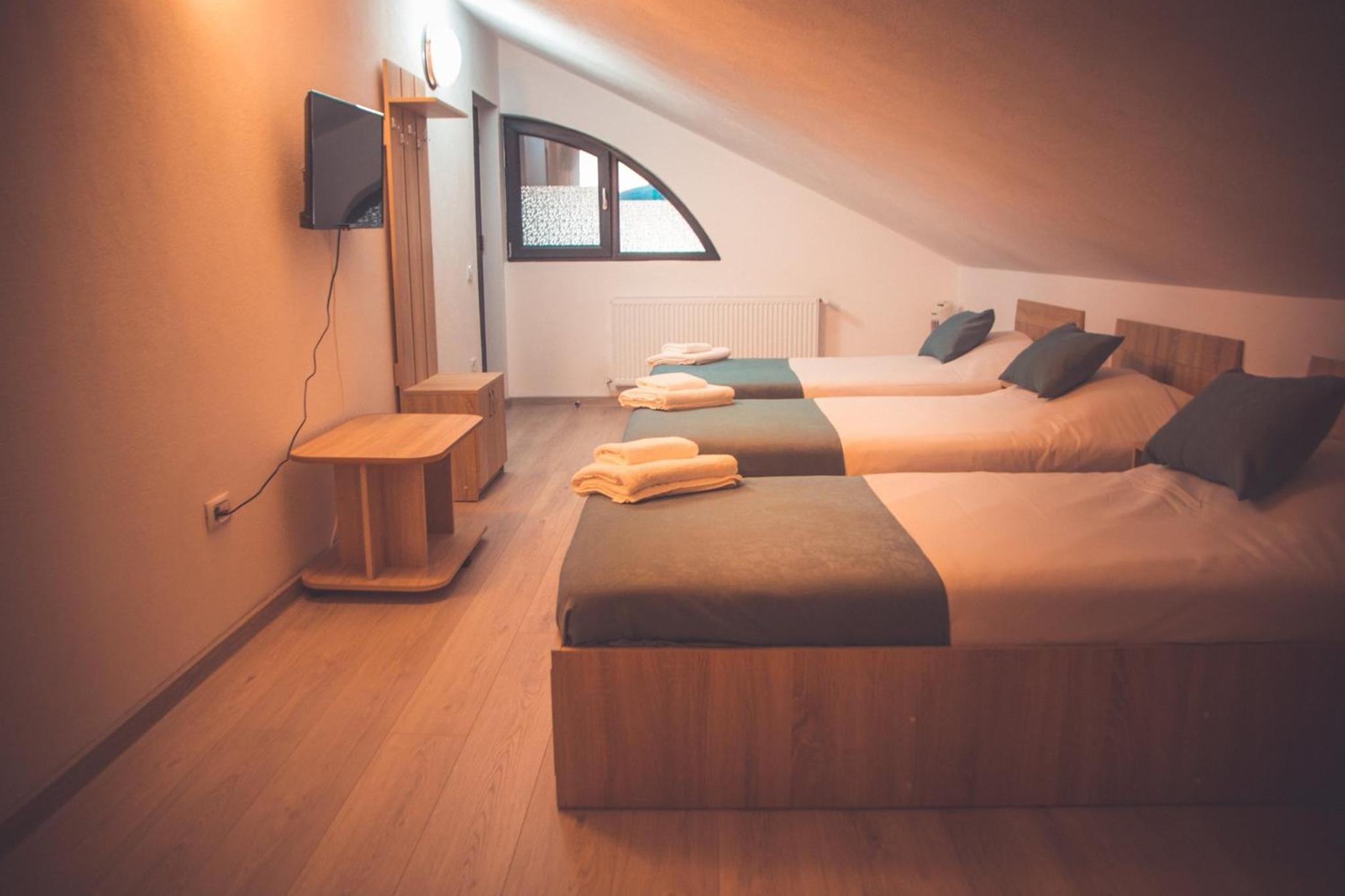 Triple Room with Private Bathroom - Photo 2