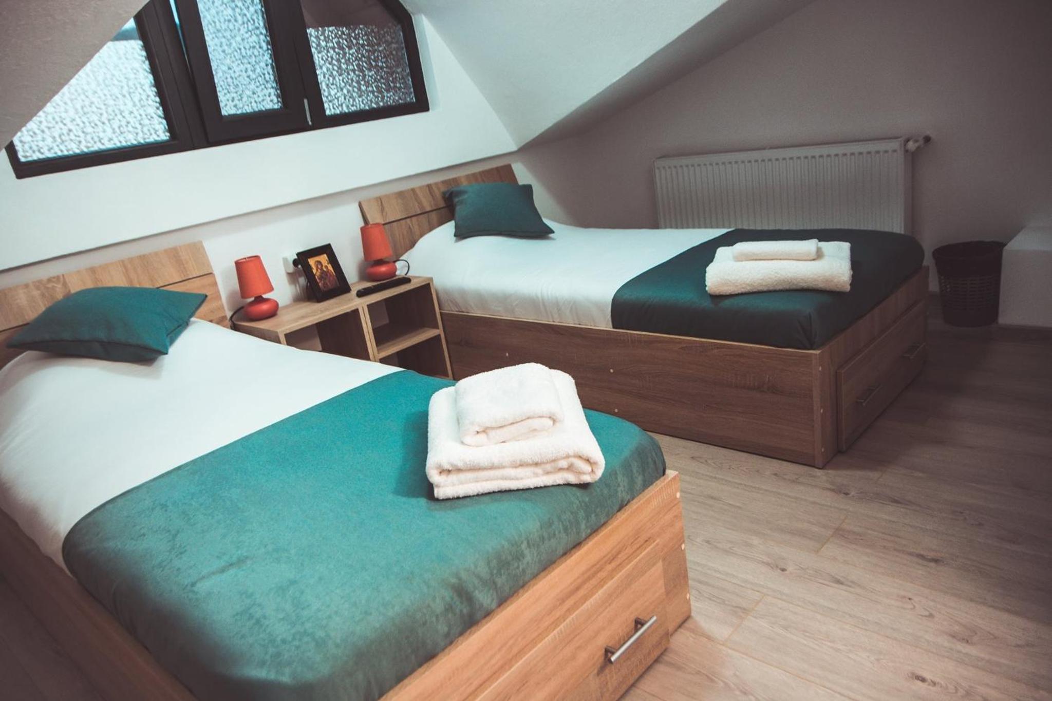 Twin Room with Private Bathroom - Photo 5