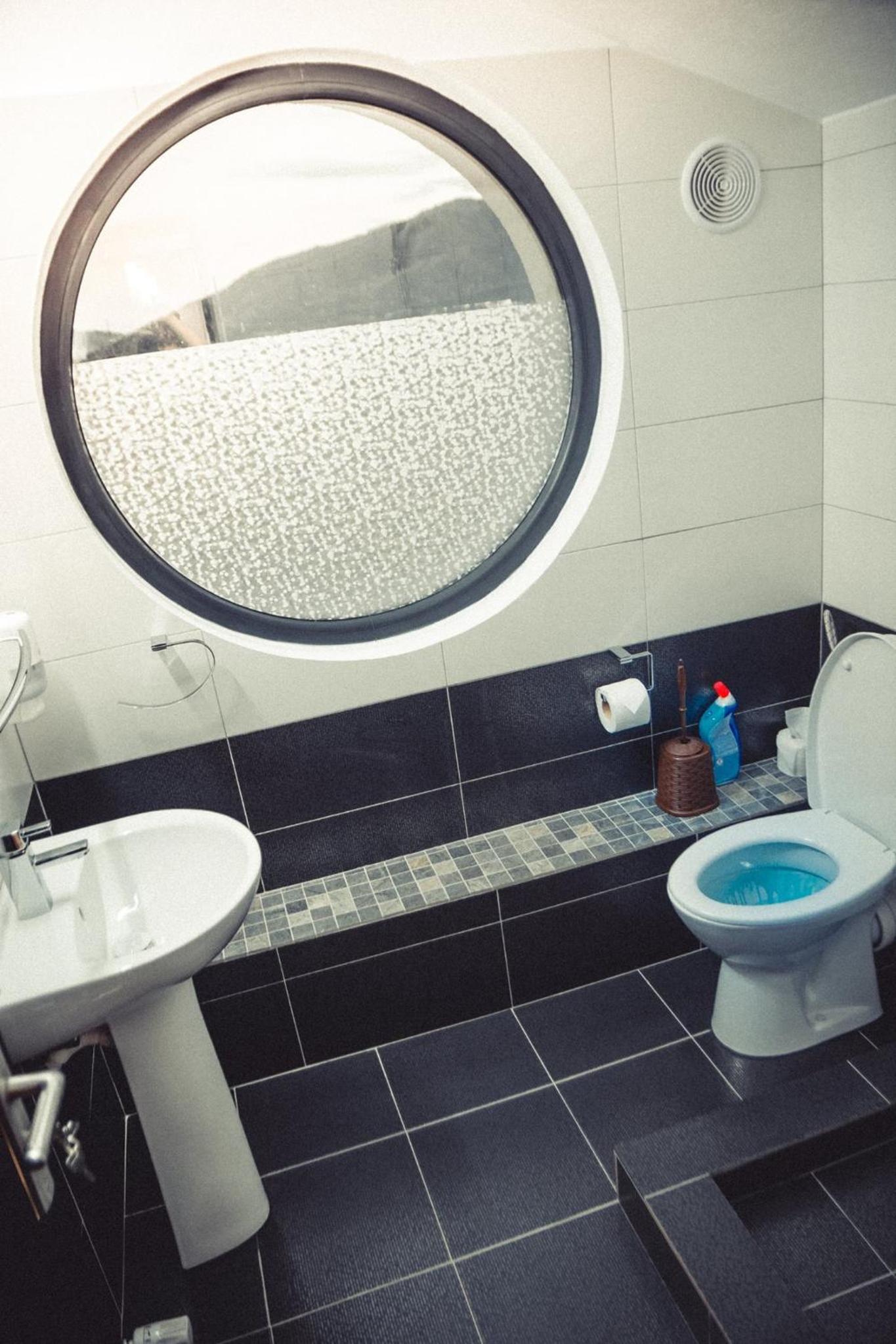 Twin Room with Private Bathroom - Photo 3