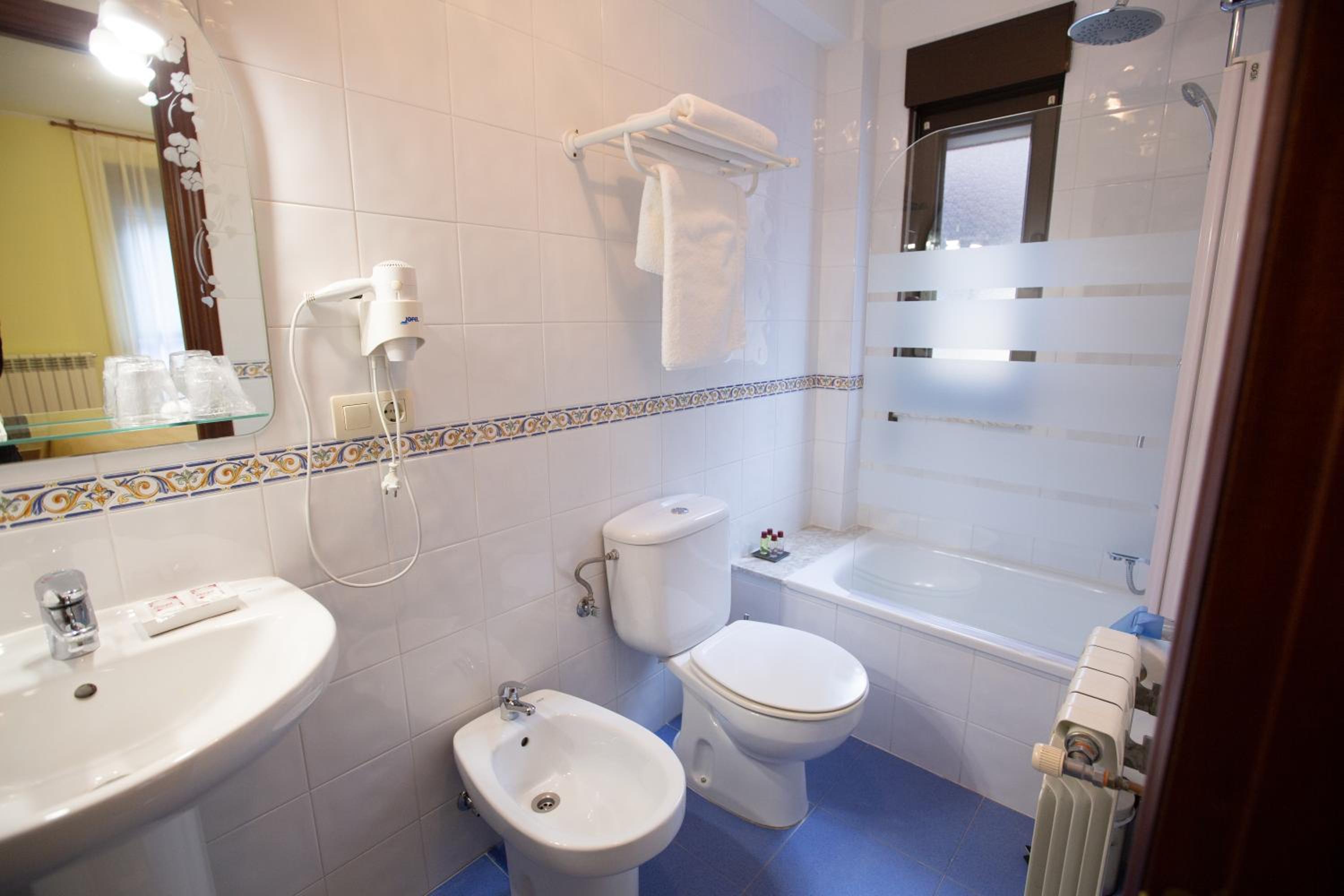 Double or Twin Room - Photo 42